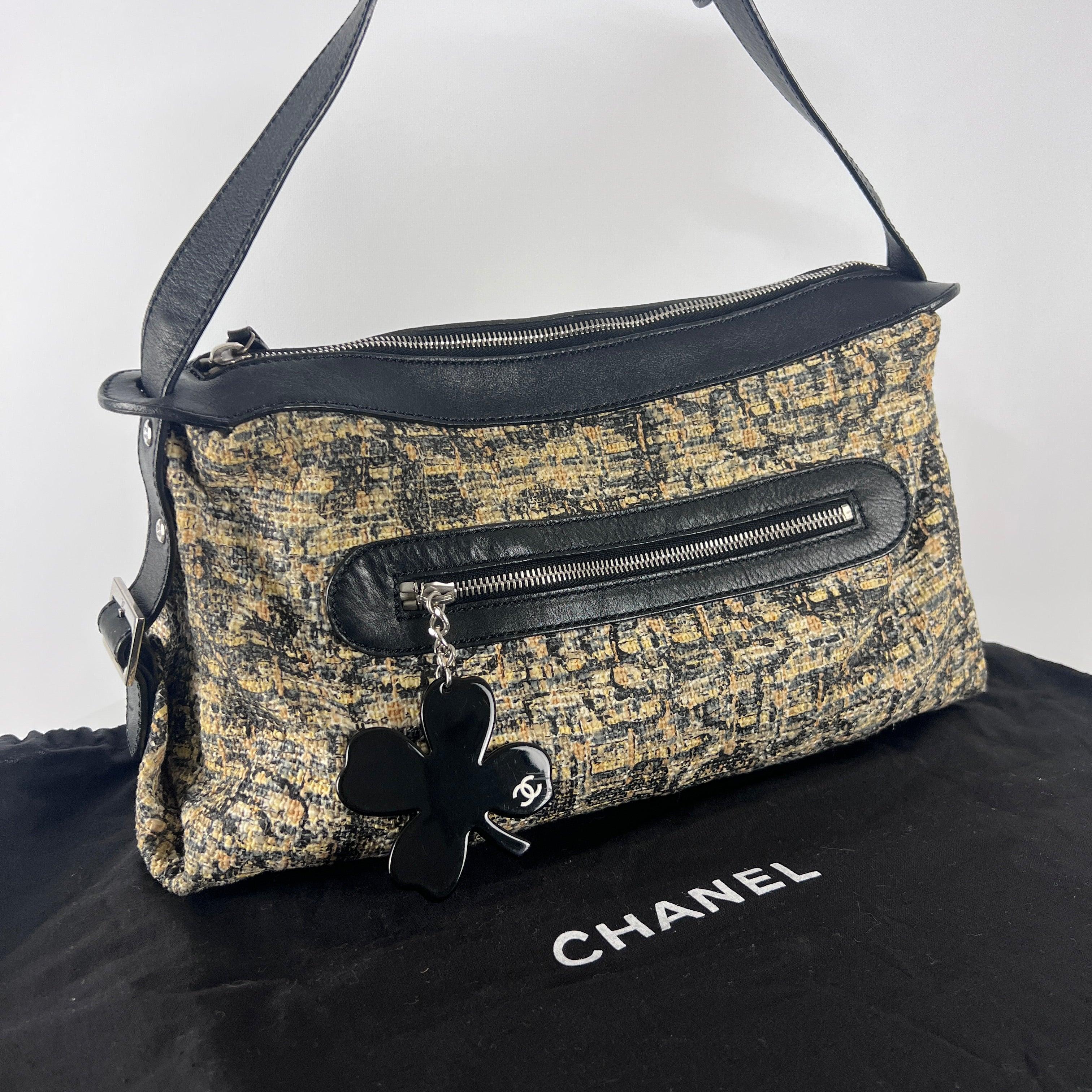 Sac à bandoulière en tweed et cuir CHANEL 2005-2006 en vente 4
