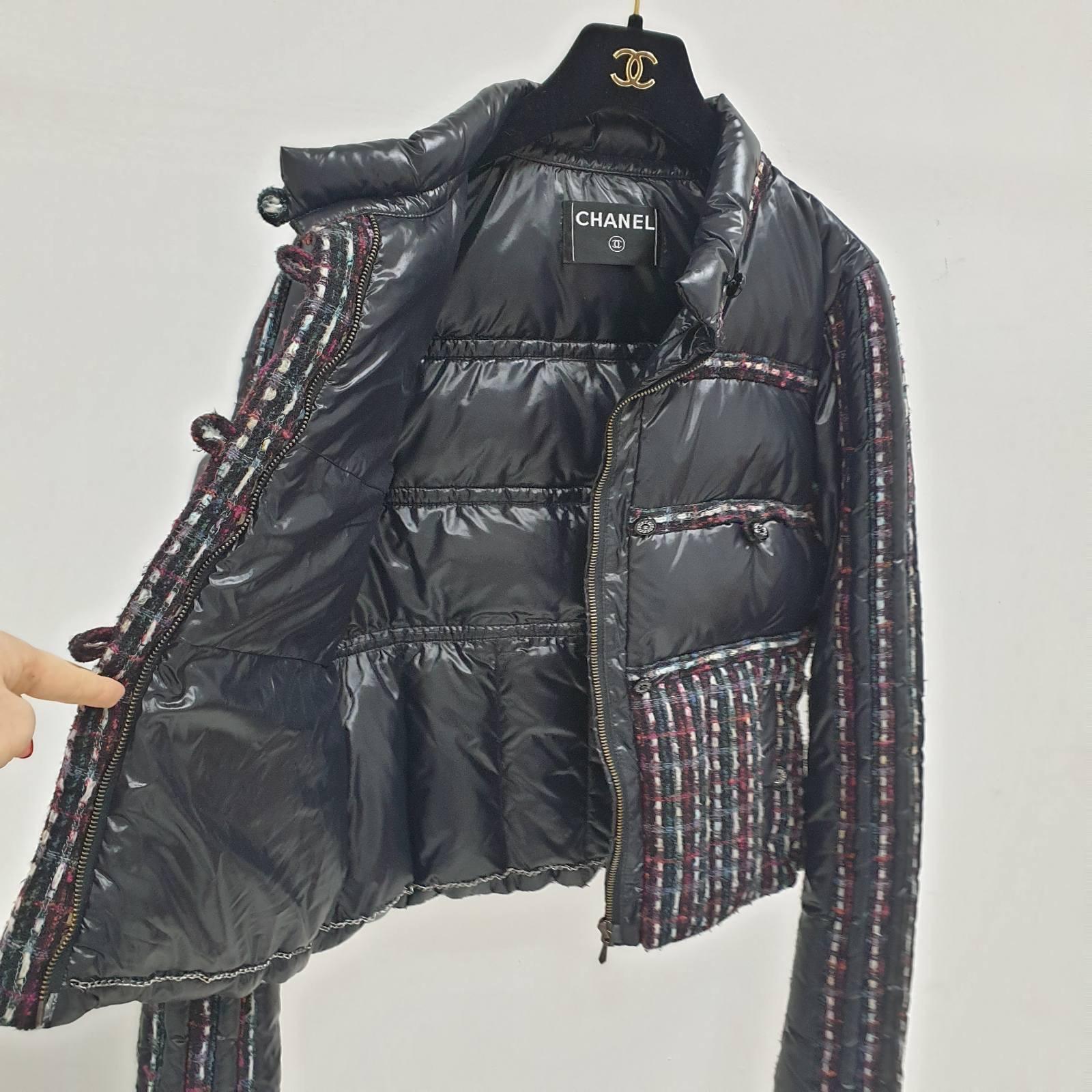 Mit dieser Chanel Jacke bleiben Sie in den kälteren Monaten warm und schick! 
Bei dieser Jacke ist der Schriftzug CHANEL