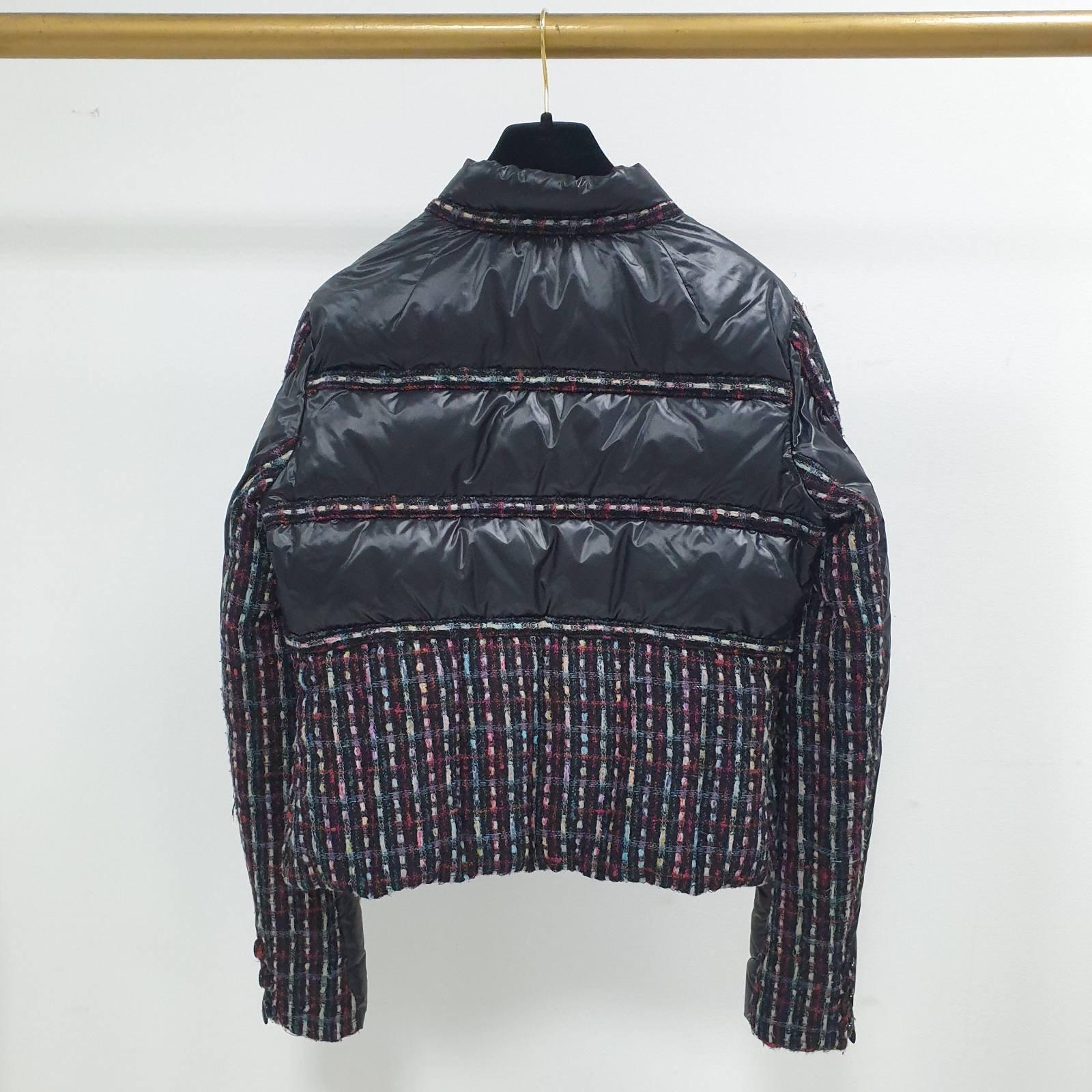 Chanel Tweed- und Polyamid-Daunen-Pufferjacke (Schwarz)