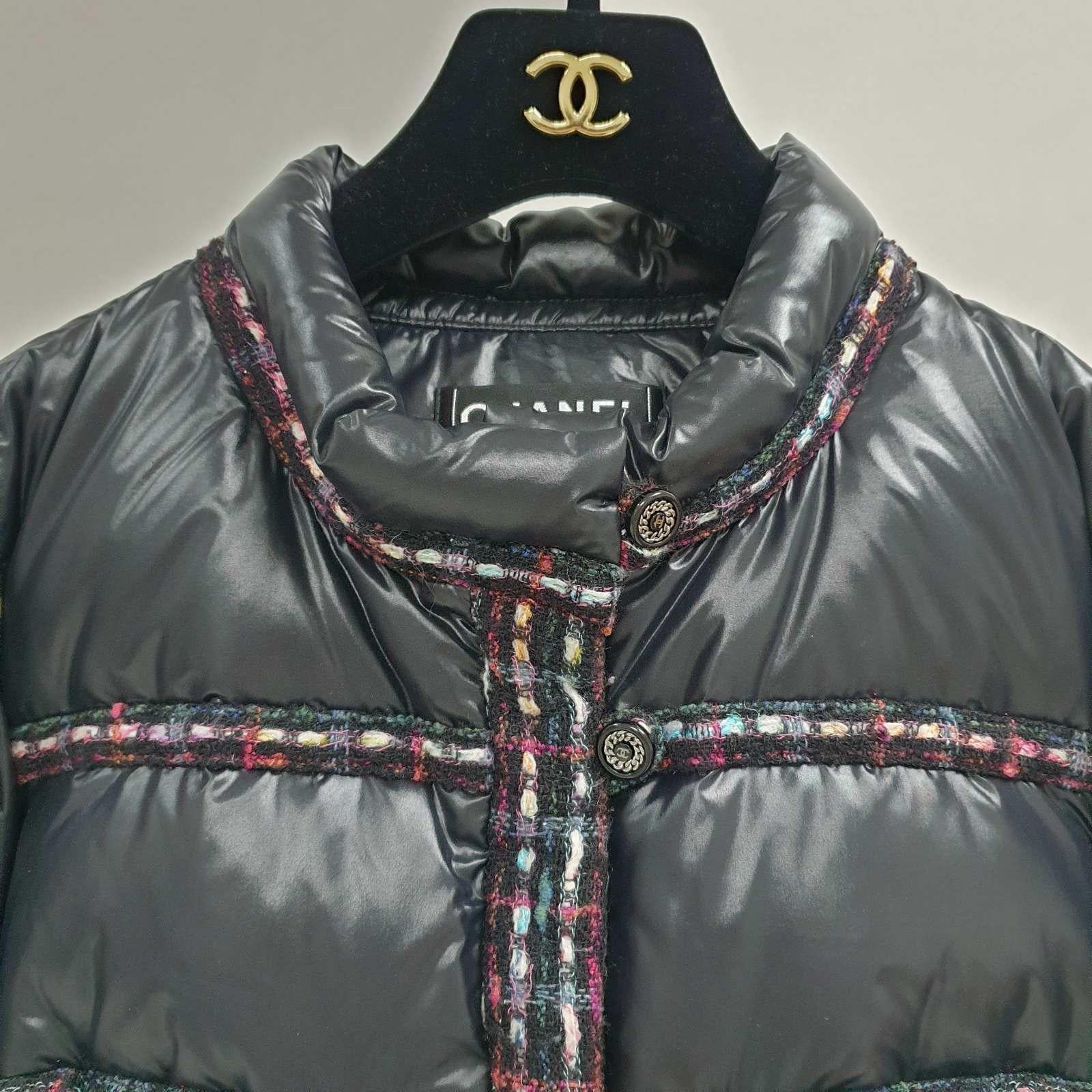Chanel Tweed- und Polyamid-Daunen-Pufferjacke 2