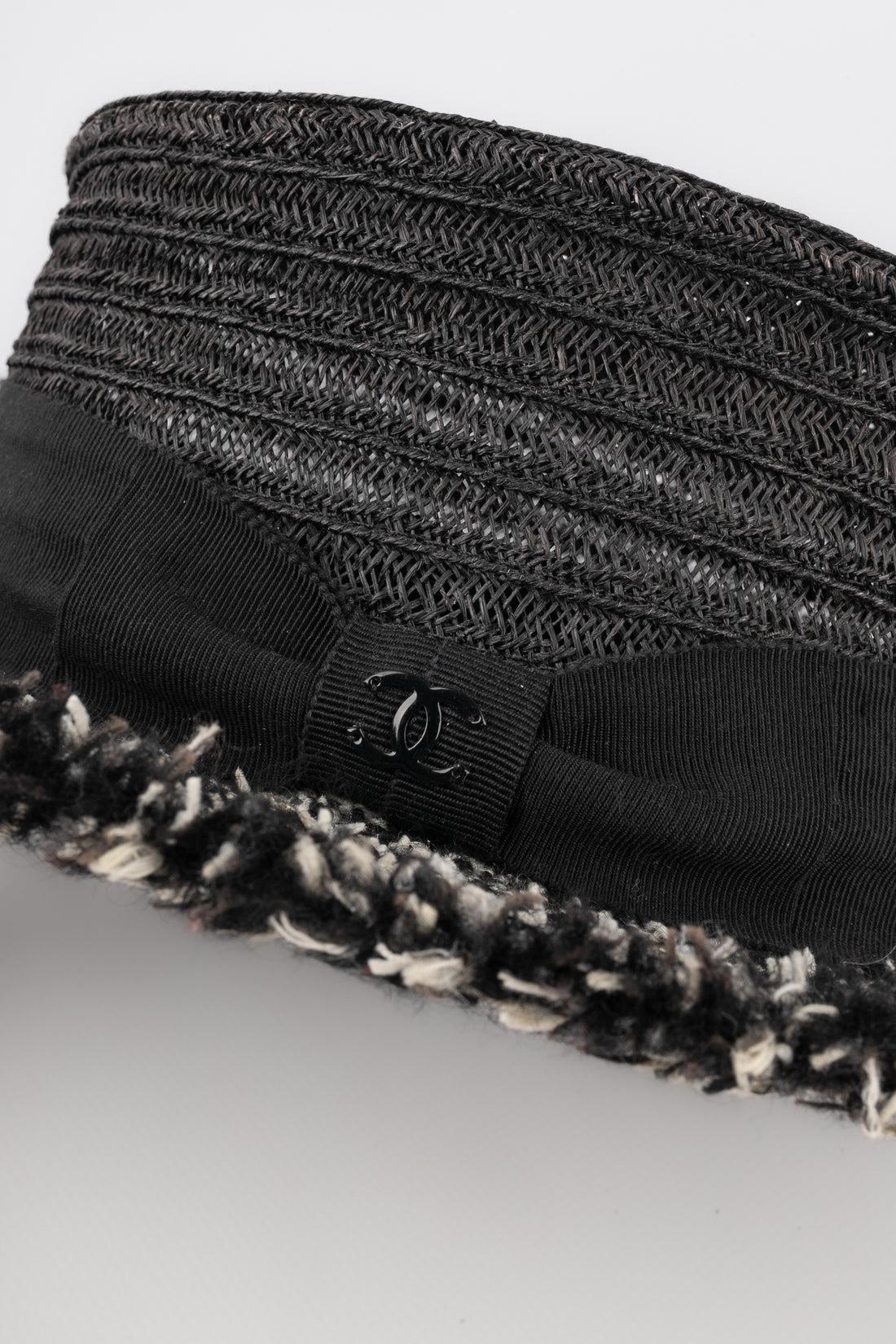 Chanel - (Made in Germany) Tweed and straw hat. S size indicated.

Additional information:
Condition: Good condition
Dimensions: Head circumference: 52 cm

Seller Reference: CHP48