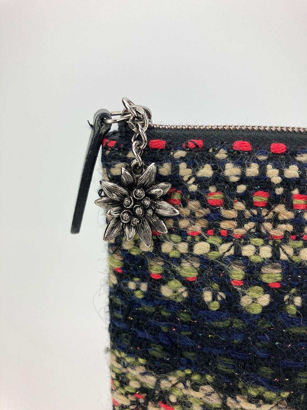 Chanel - Pochette zippée en tweed et laine en vente 6
