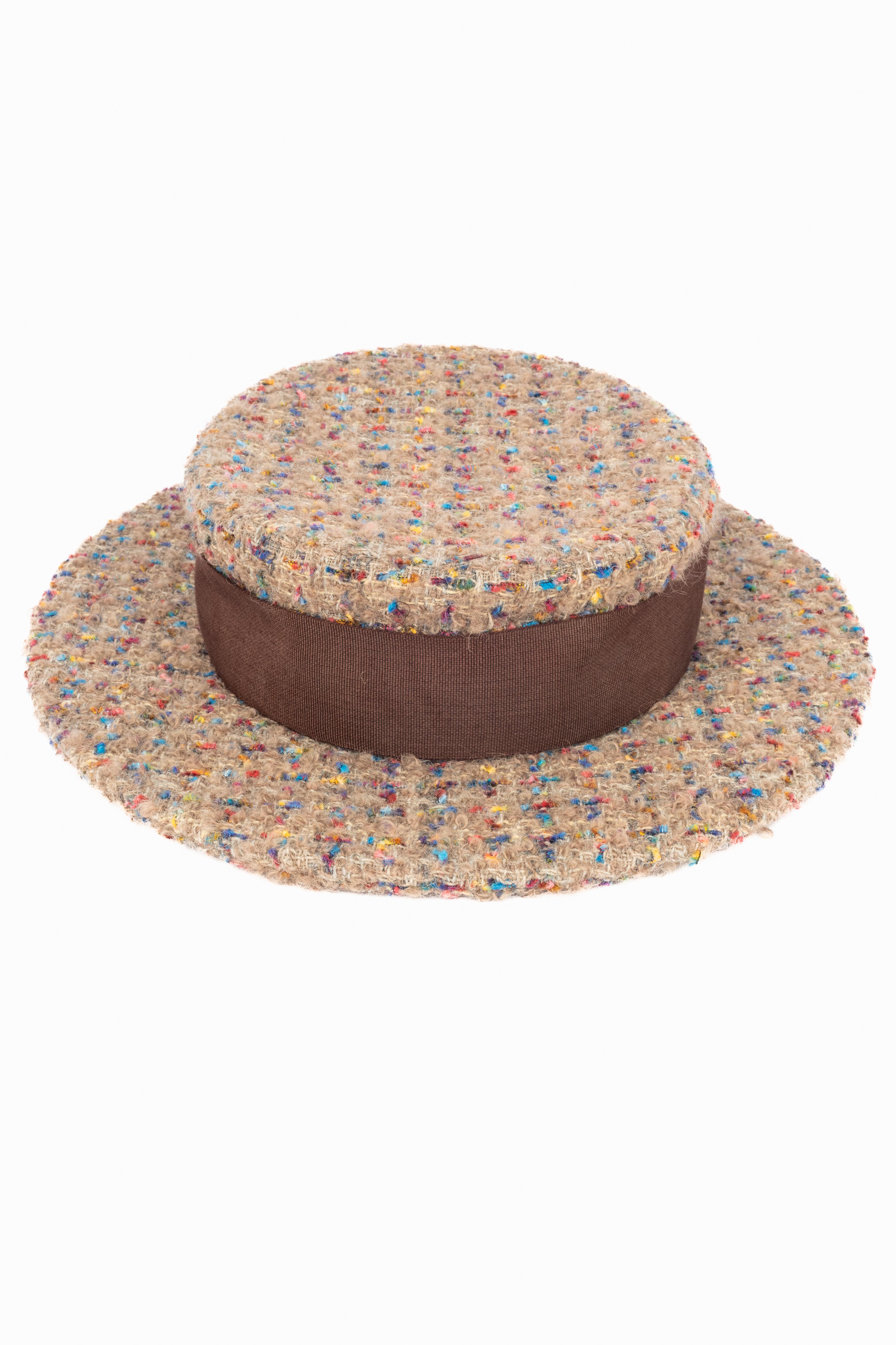 Gorro Chanel de tweed en Excelente estado para la venta en SAINT-OUEN-SUR-SEINE, FR