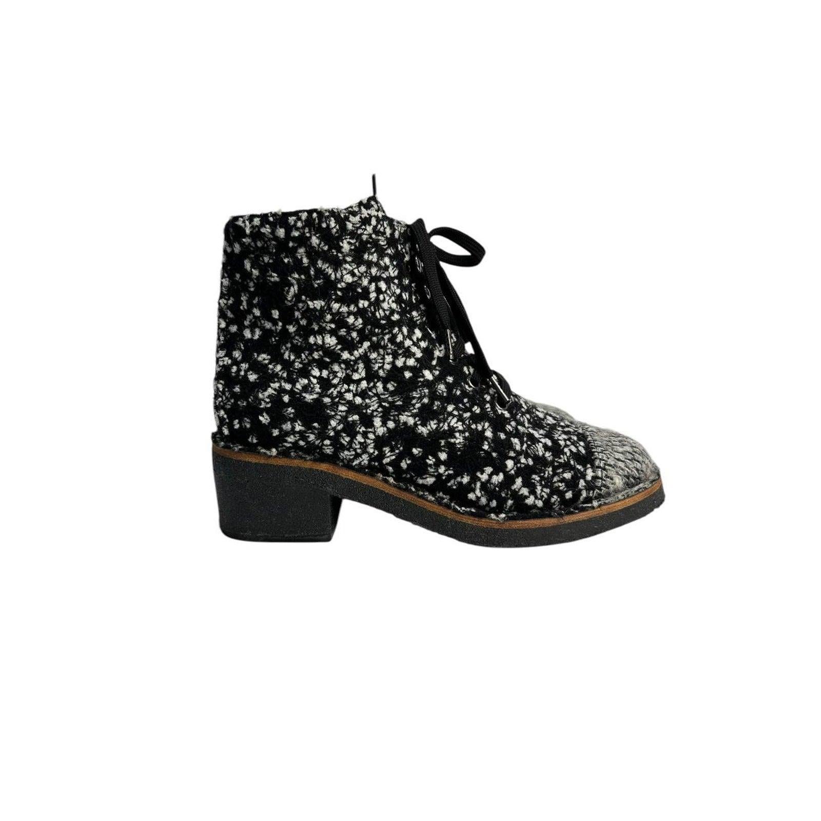 

Los botines versátiles de boucle son un básico fácil de llevar a diario. Su textura suave, su tono negro intenso con motas en contraste y su cómodo tacón las convierten en una opción inteligente para múltiples looks. Relevante sin esfuerzo,