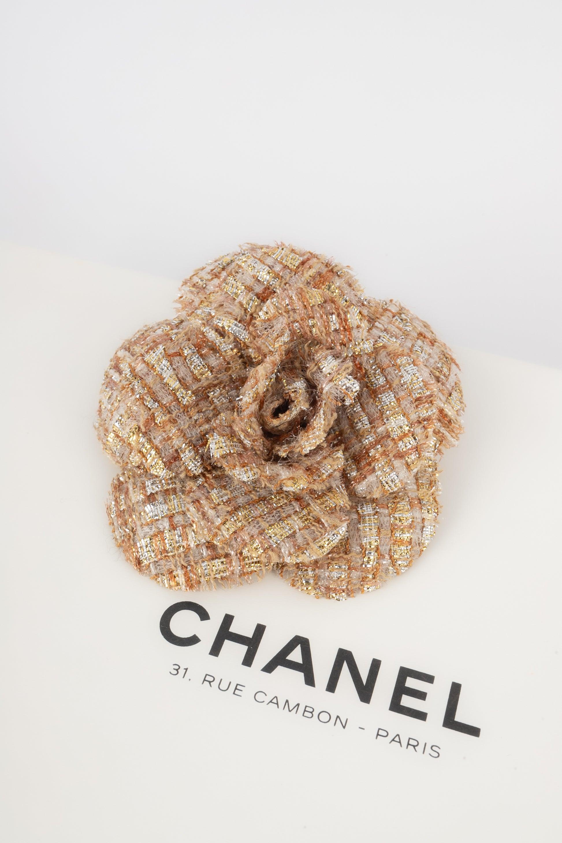 Chanel - (Made in France) Kamelienbrosche aus Tweed.
 
 Zusätzliche Informationen: 
 Zustand: Sehr guter Zustand
 Abmessungen: Höhe: 9 cm
 
 Sellers Referenz: BRB164