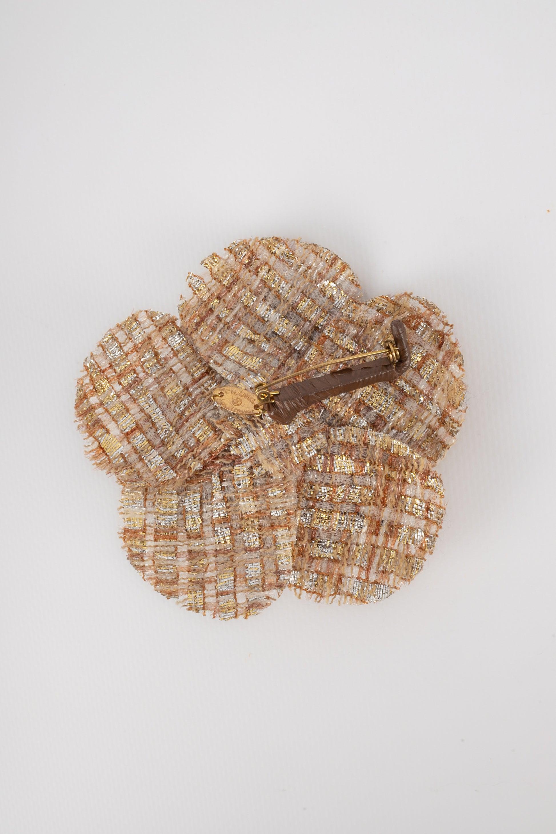 Chanel Tweed Kamelienbrosche aus Tweed im Zustand „Hervorragend“ im Angebot in SAINT-OUEN-SUR-SEINE, FR