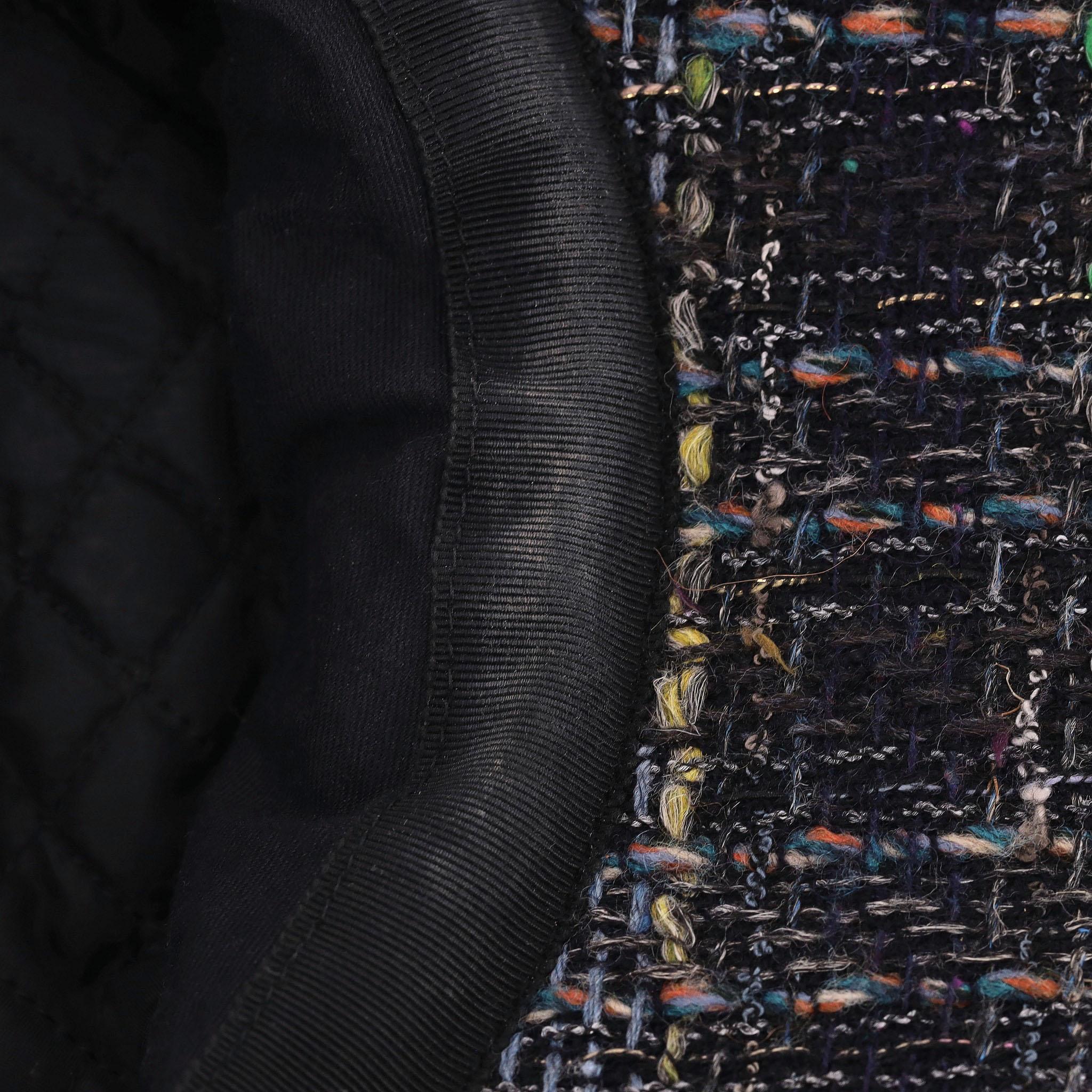 Cappello Chanel in tweed con dettaglio del logo 