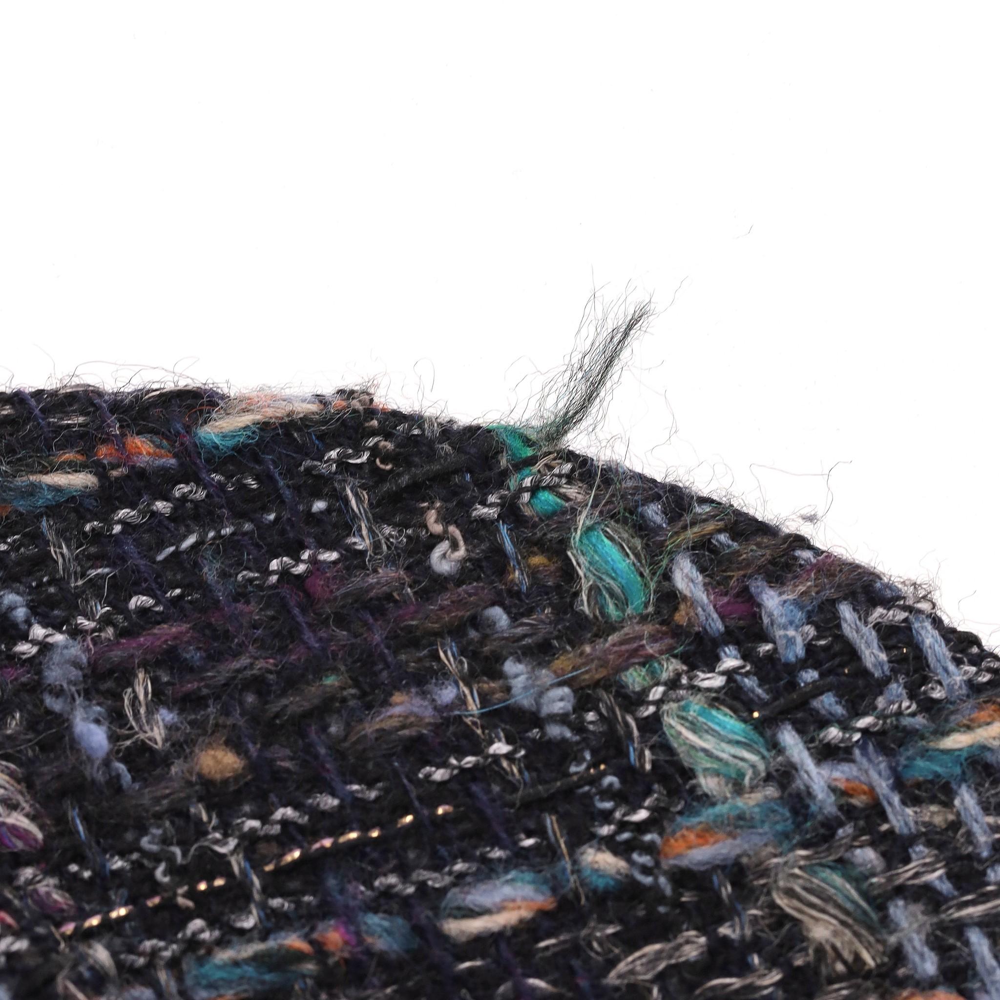 Cappello Chanel in tweed con dettaglio del logo 