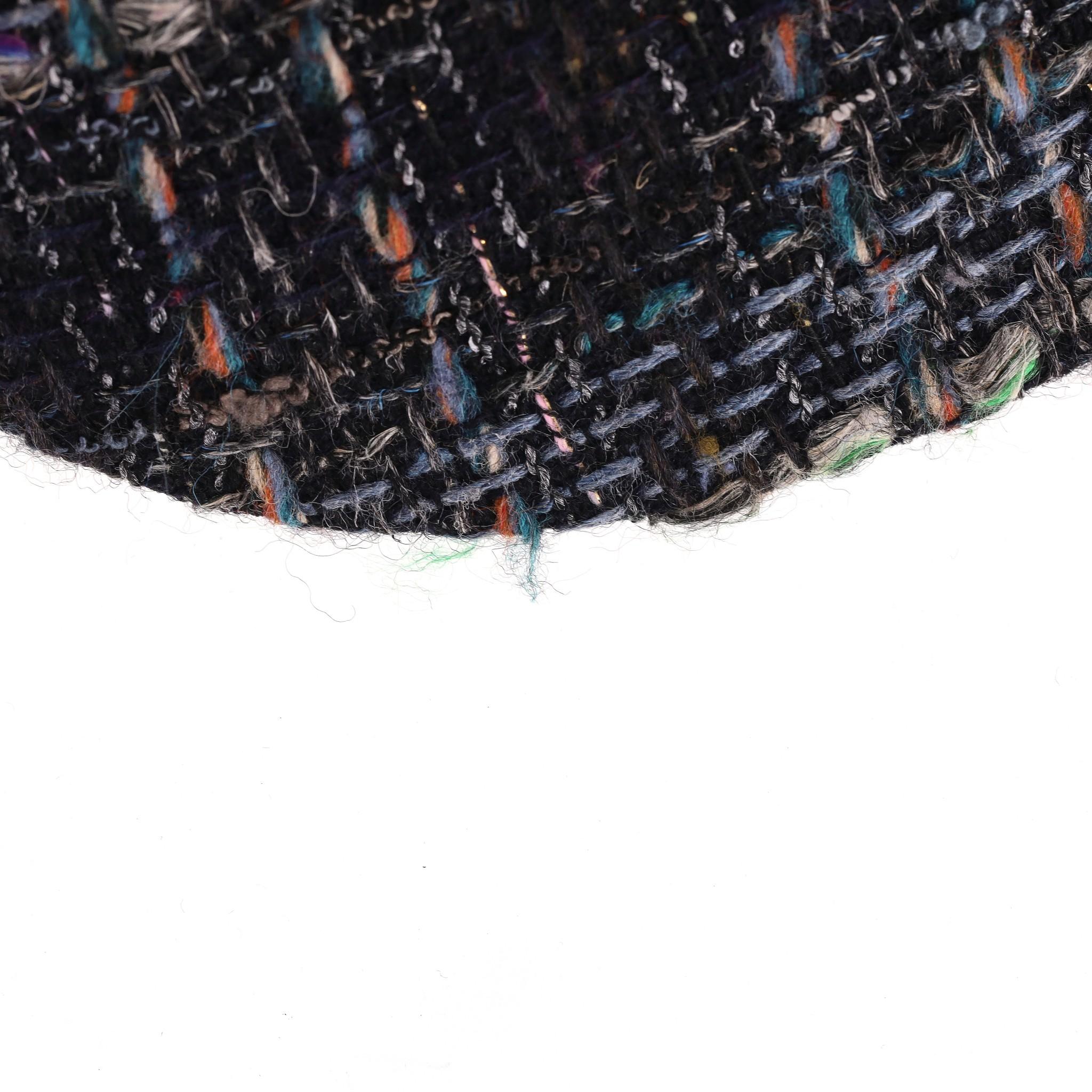 Cappello Chanel in tweed con dettaglio del logo 
