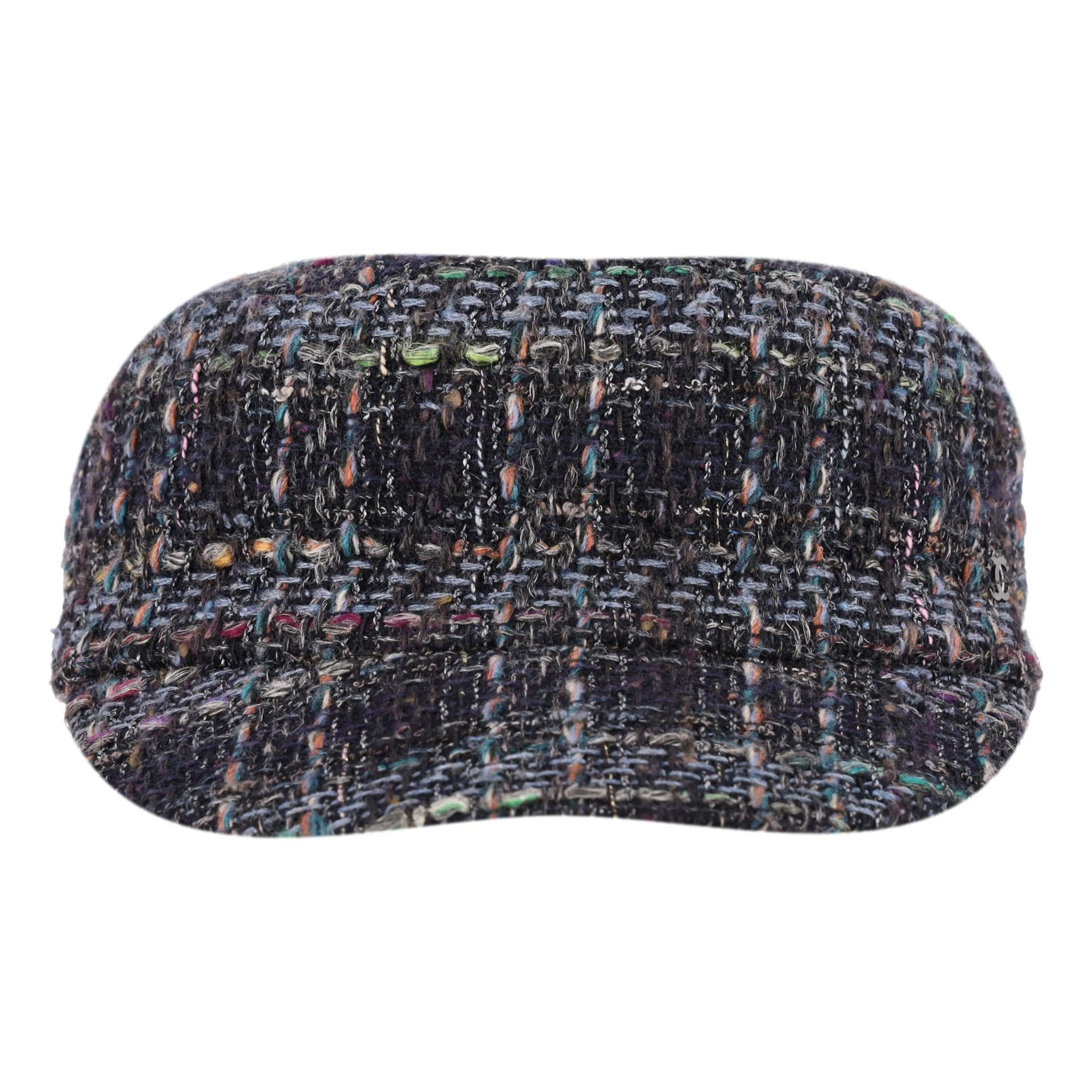 Cappello Chanel in tweed con dettaglio del logo 