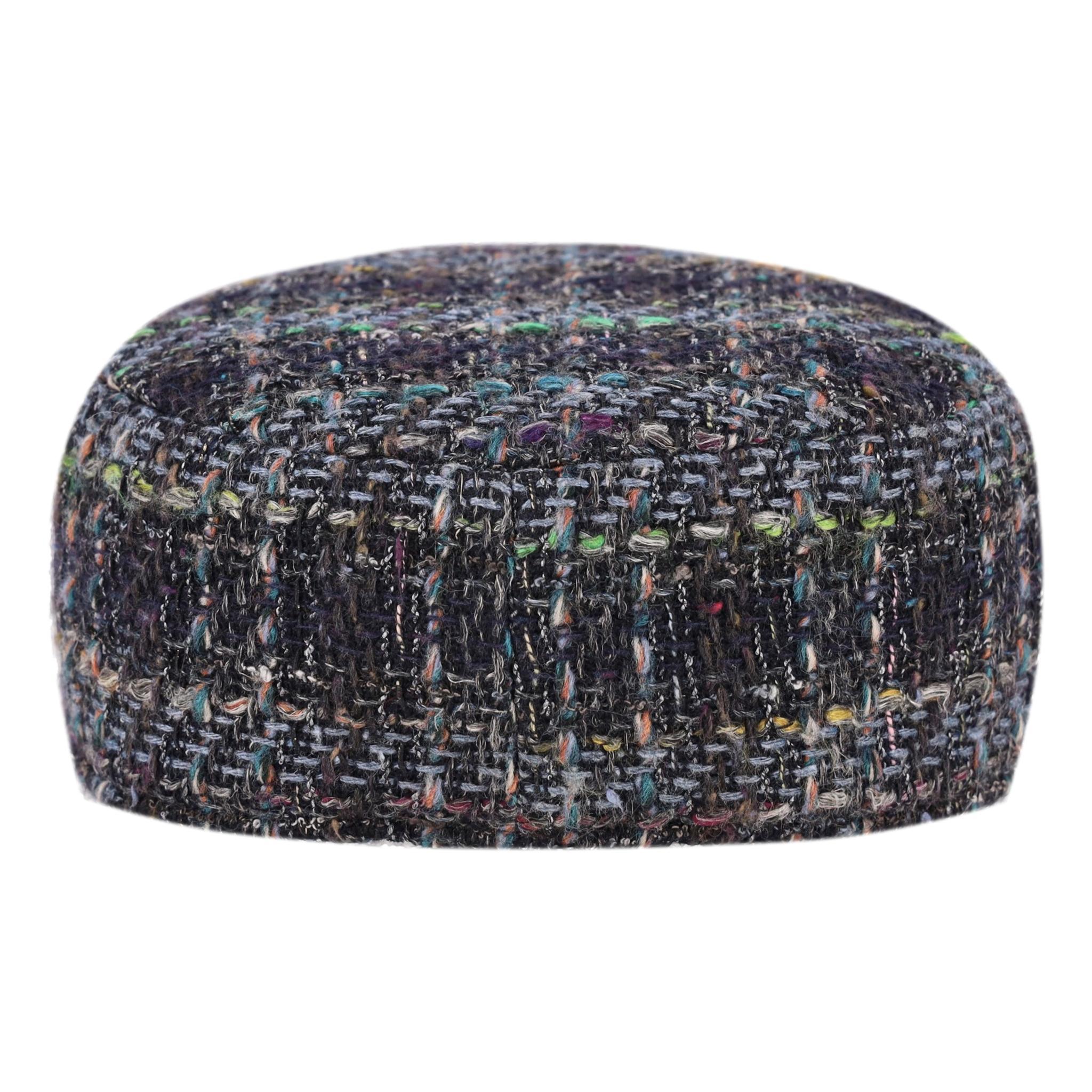 Nero Cappello Chanel in tweed con dettaglio del logo 