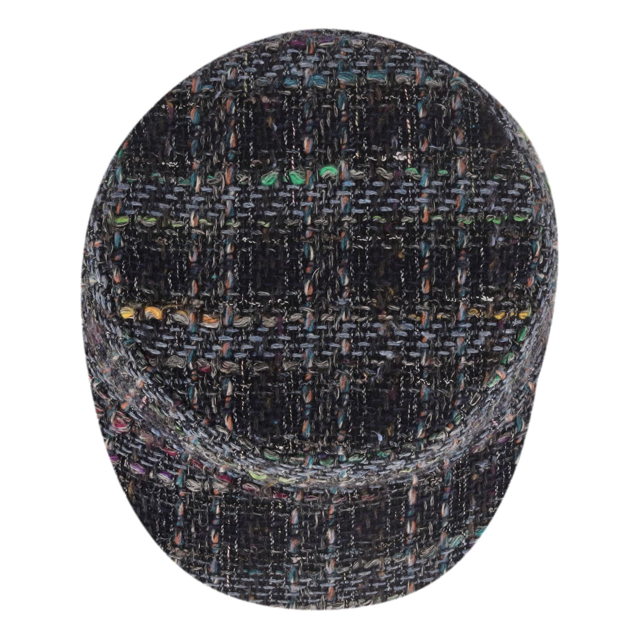 Cappello Chanel in tweed con dettaglio del logo 
