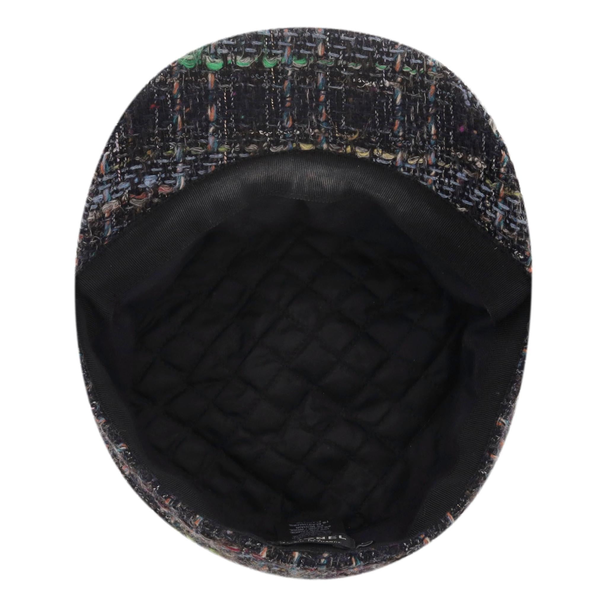 Donna Cappello Chanel in tweed con dettaglio del logo 