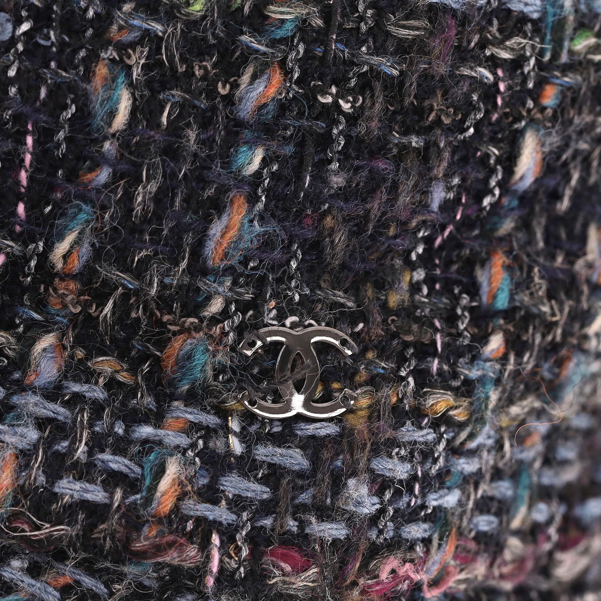 Cappello Chanel in tweed con dettaglio del logo 