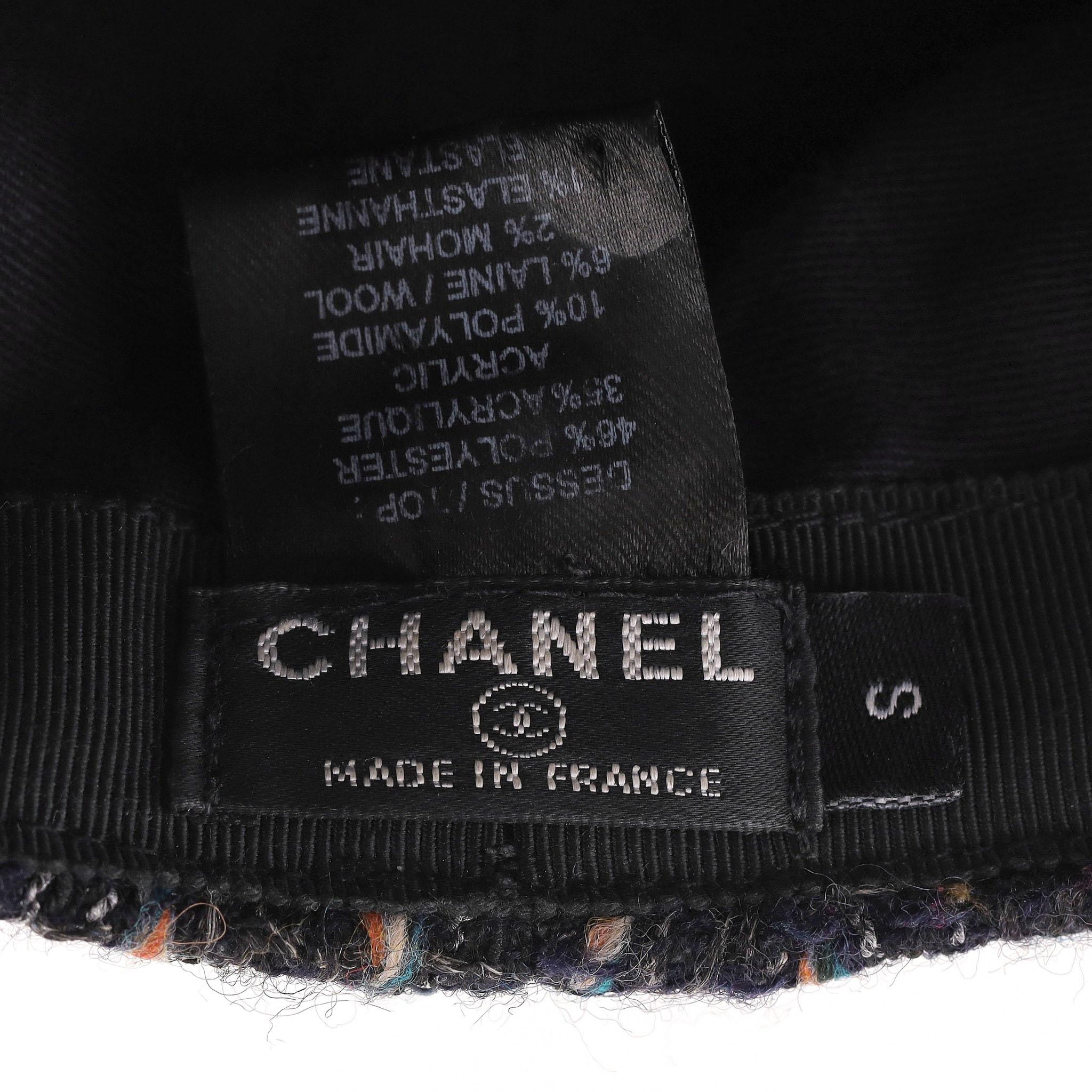Cappello Chanel in tweed con dettaglio del logo 