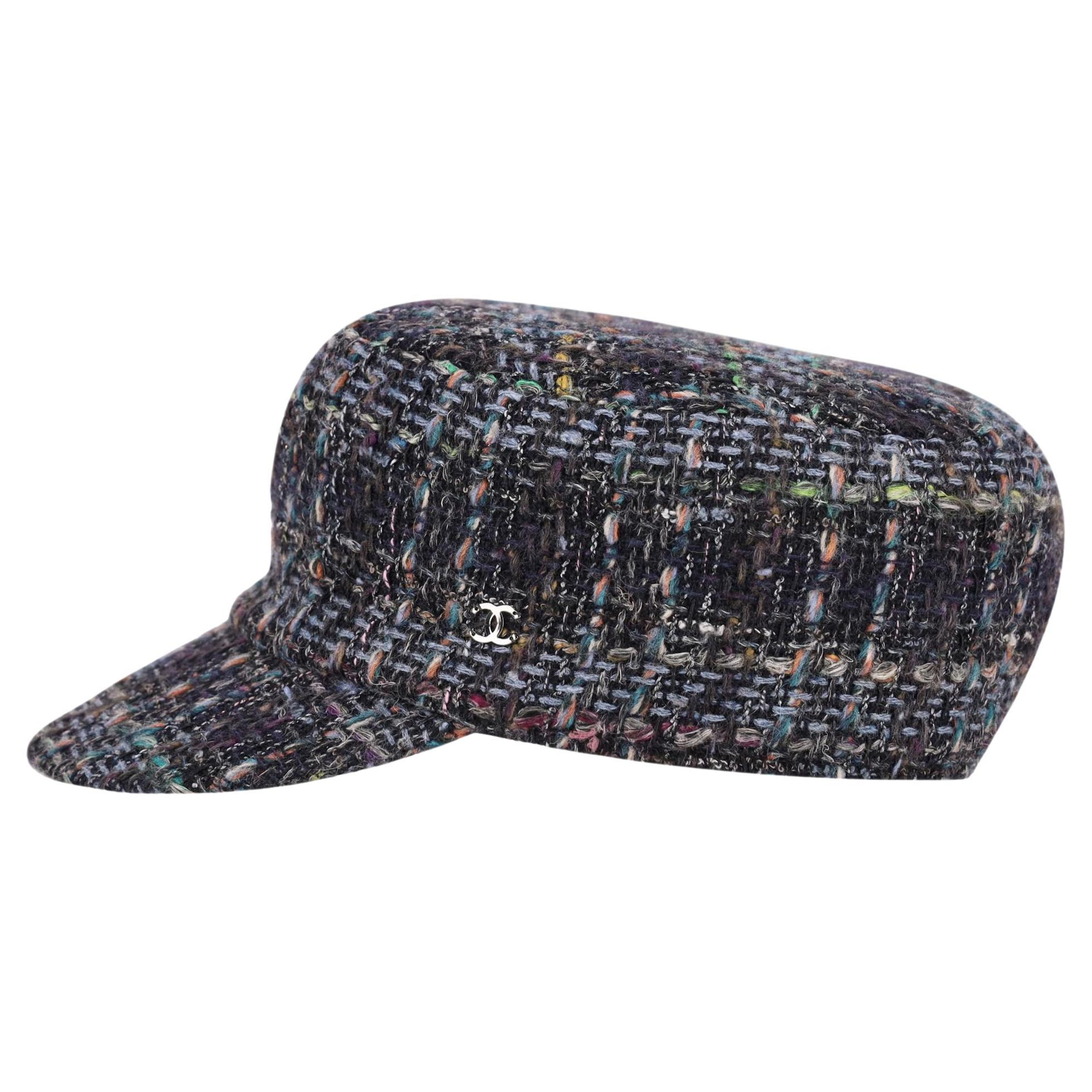 Cappello Chanel in tweed con dettaglio del logo "CC