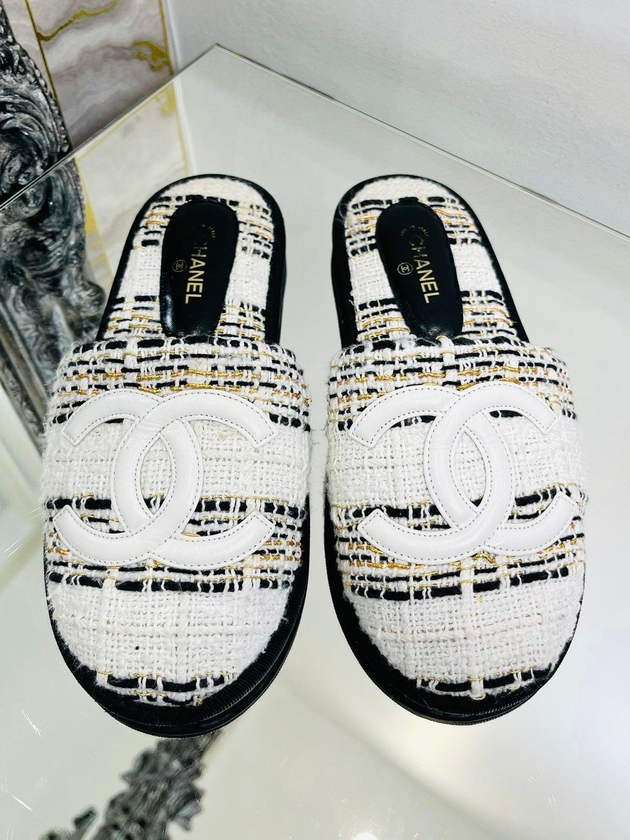 Chanel Tweed 'CC' Logo Slippers

White, gold and black fantasy tweed with large 'CC' leather logo to each front.

Additional information:
Size – S
Composition- Tweed, Leather, Rubber
Condition – Very Good