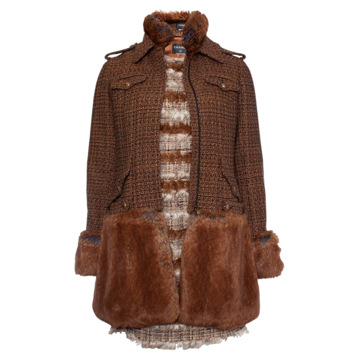 Chanel, abrigo y vestido de tweed con imitación de piel en venta
