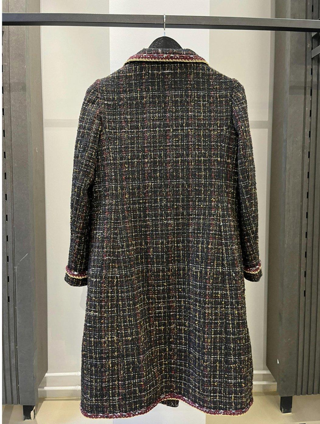 Chanel
Tweed Coat
Size IT 42

Beautiful Chanel tweed coat in a size IT42. In great condition, made in France. Made out of stunning materials, heavy coat. Made in France.