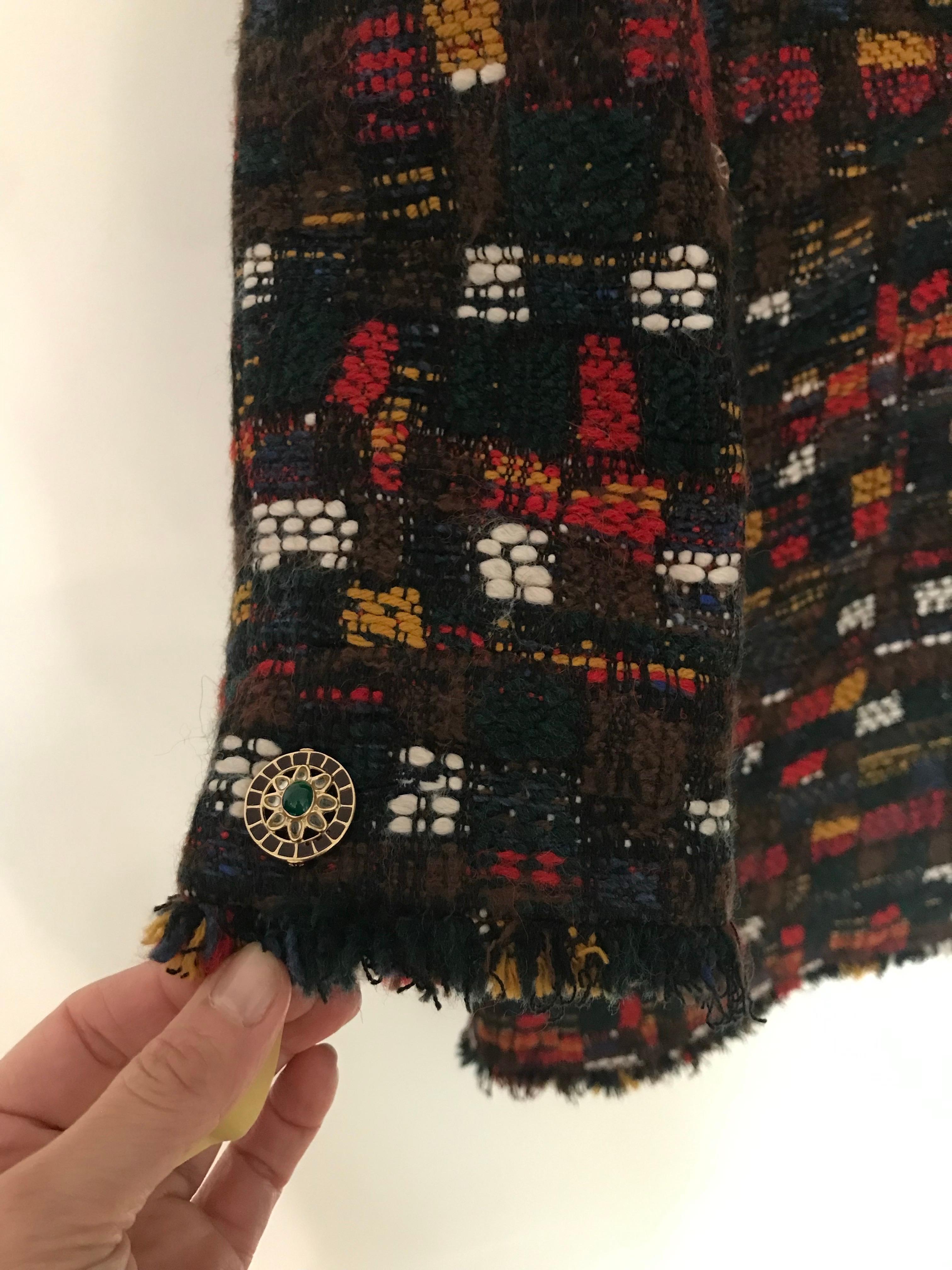 Magnifique manteau Chanel en tweed avec ses jolis boutons en gripoix. taille 38. Absence de composition du Label. Mais il s'agit d'une laine et d'une doublure en soie. Parfait état 