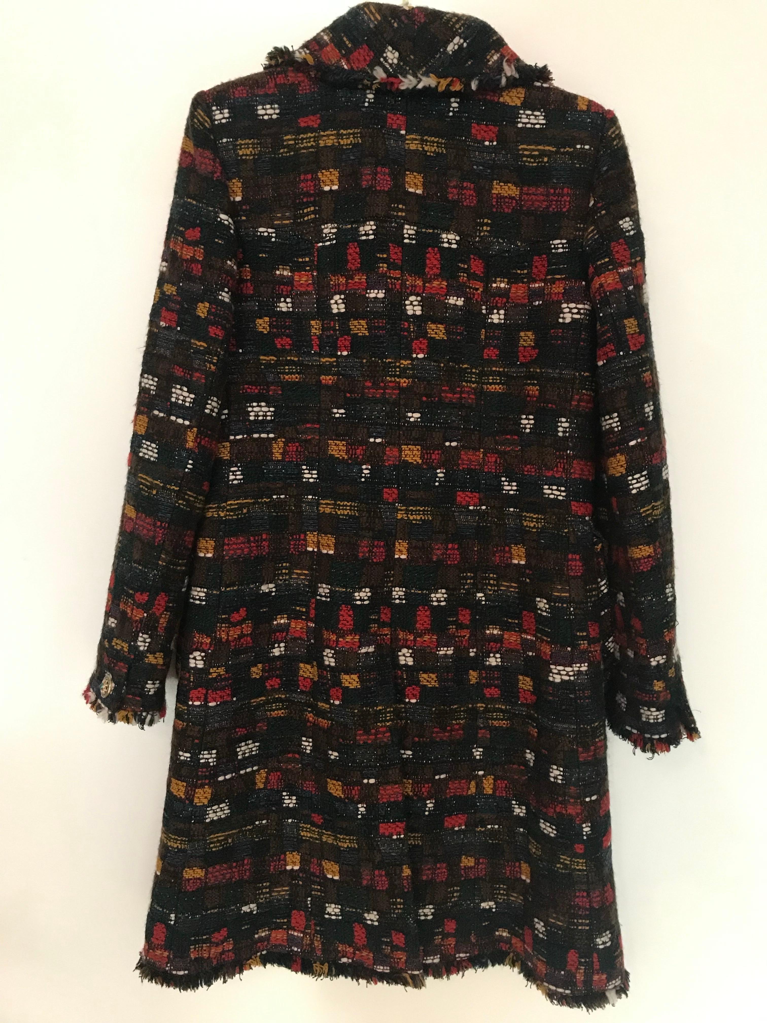 Manteau en tweed CHANEL en parfait état. Multicolore en vente 2