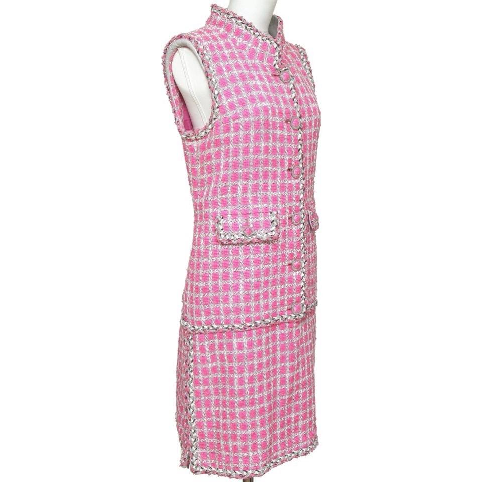 GUARANTEED AUTHENTIC BEAUTIFUL CHANEL RUNWAY SPRING SUMMER 2014 LESAGE TWEED LEATHER TRIMMED DRESS

Retail excluding sales taxes $6,350

Design:
- Beautiful sleeveless pink, black and white color lesage tweed dress from the Runway 2014 Spring