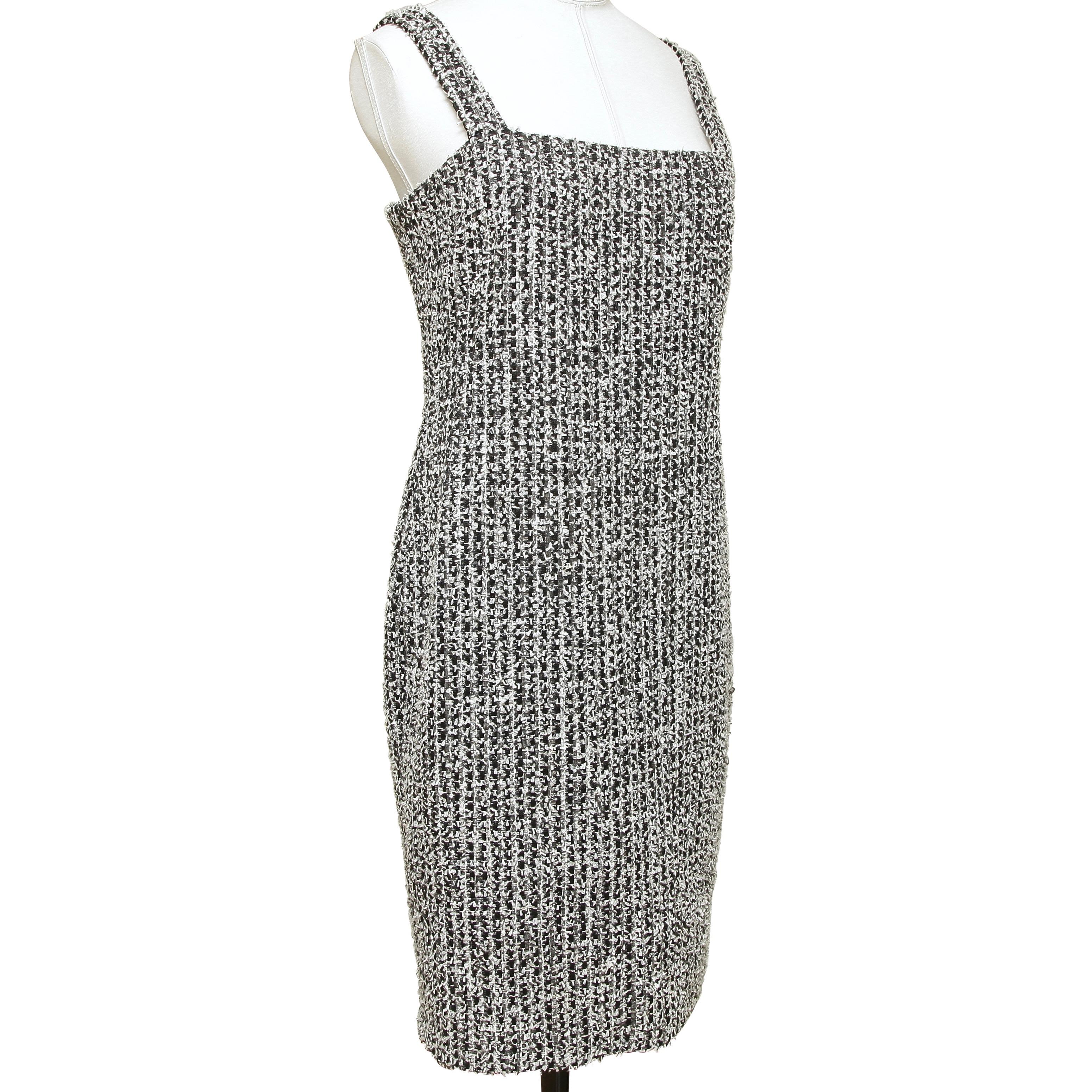 GUARANTEED AUTHENTIC CHANEL SPRING 2014 FANTASY TWEED SLEEVELESS DRESS

 

Design:
- Black white fantasy tweed shift style dress.
- Sleeveless.
- Square neckline.
- Rear covered full zipper closure.
- Rear vent at hemline.
- Lined.

Material:
- 77%