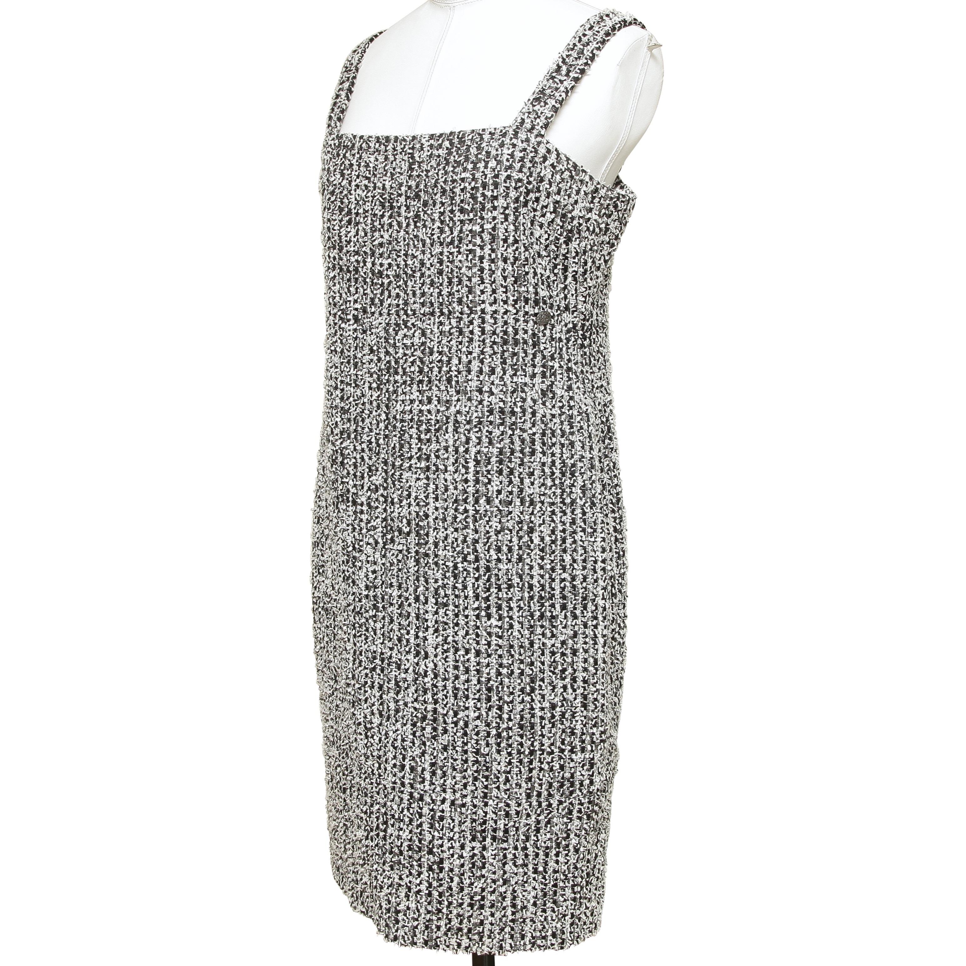 CHANEL Tweed-Kleid ärmellos Schwarz Weiß Fantasy Etui mit quadratischem Ausschnitt Gr. 40 2014 (Grau) im Angebot