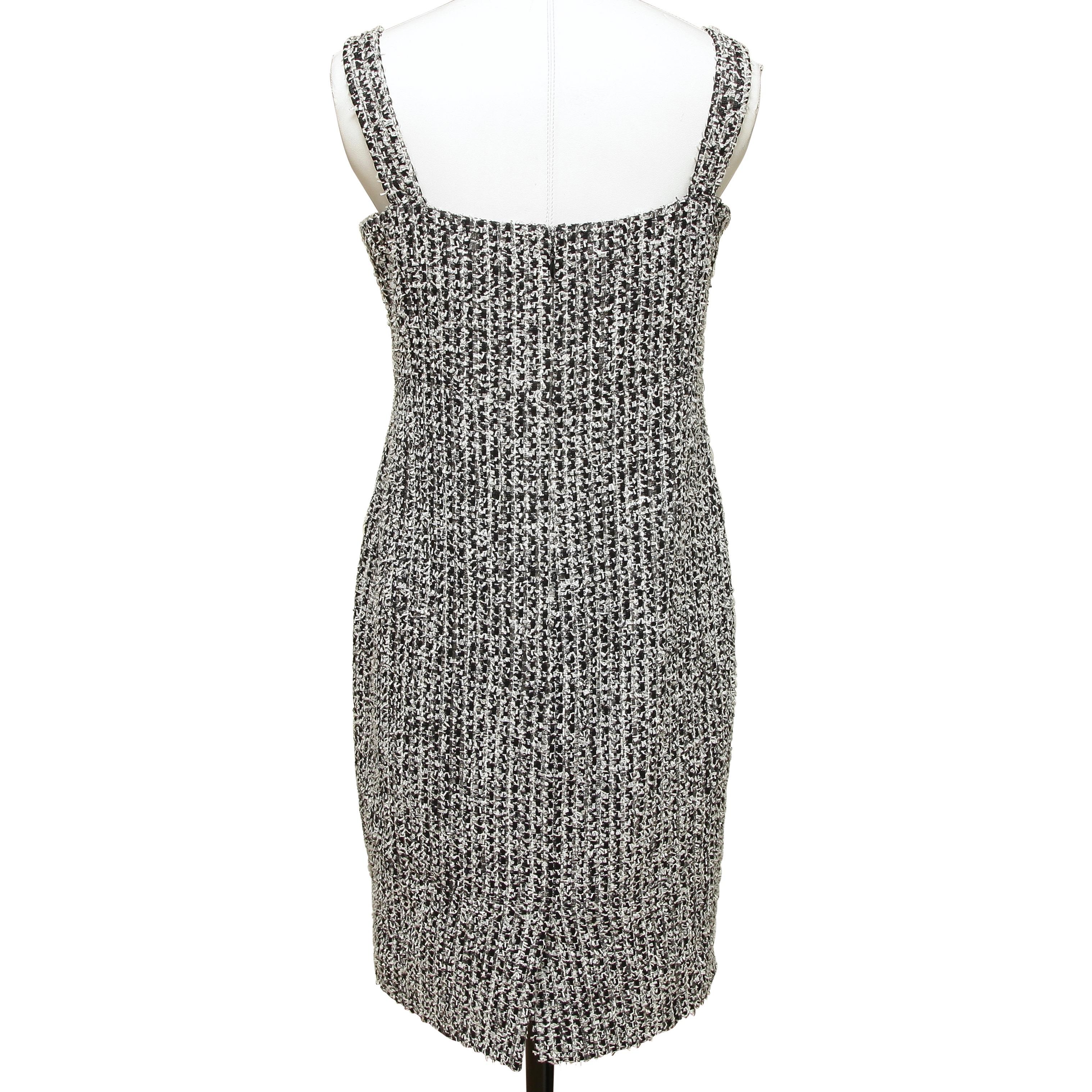 CHANEL Dress Sleeveless Tweed  Black White Fantasy Shift Square Neck Sz 40 2014 In Fair Condition For Sale In Hollywood, FL