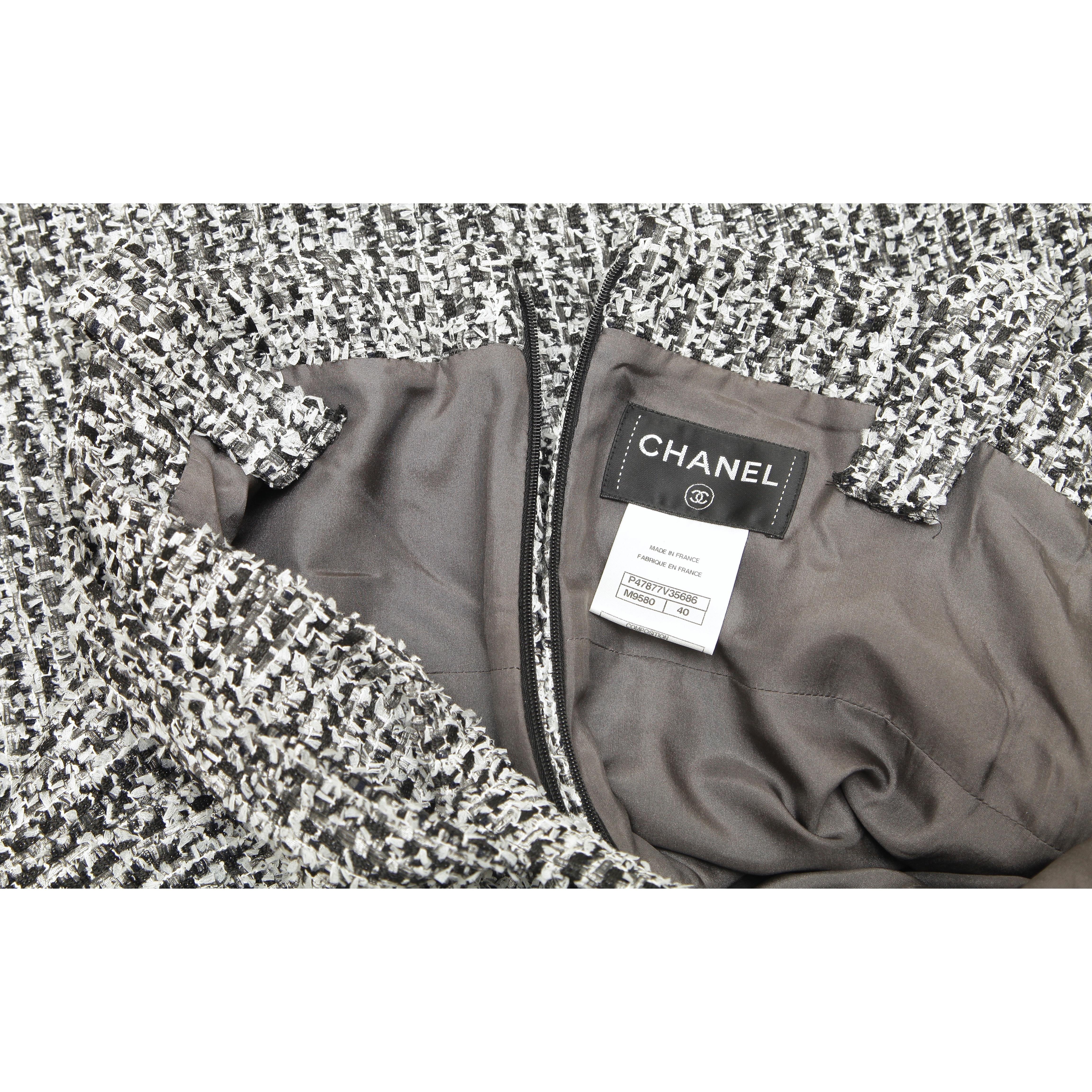 CHANEL Tweed-Kleid ärmellos Schwarz Weiß Fantasy Etui mit quadratischem Ausschnitt Gr. 40 2014 im Angebot 1