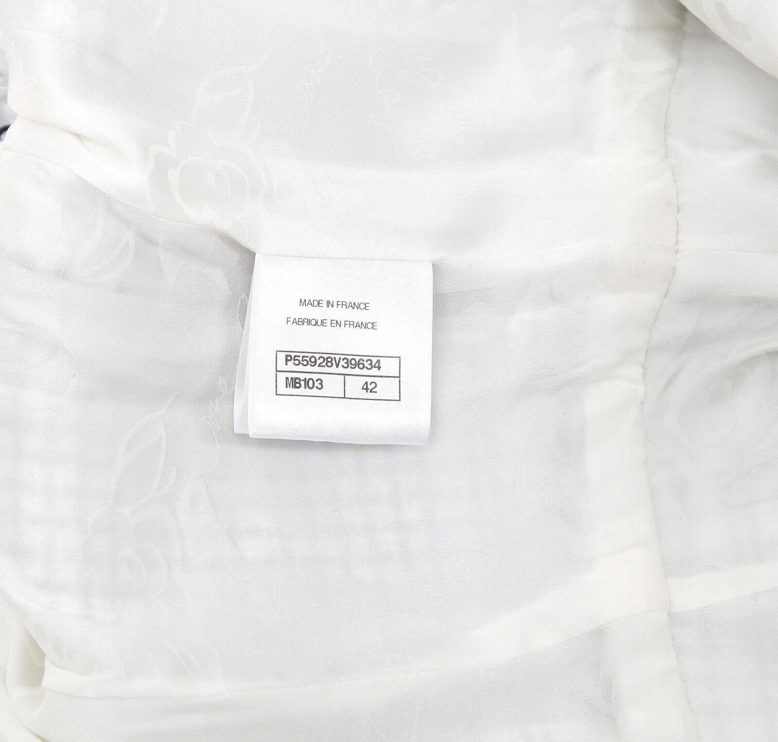 CHANEL Robe en tweed blanc et bleu sans manches avec bordure à chevrons et CC argenté Taille 42 BNWT en vente 5