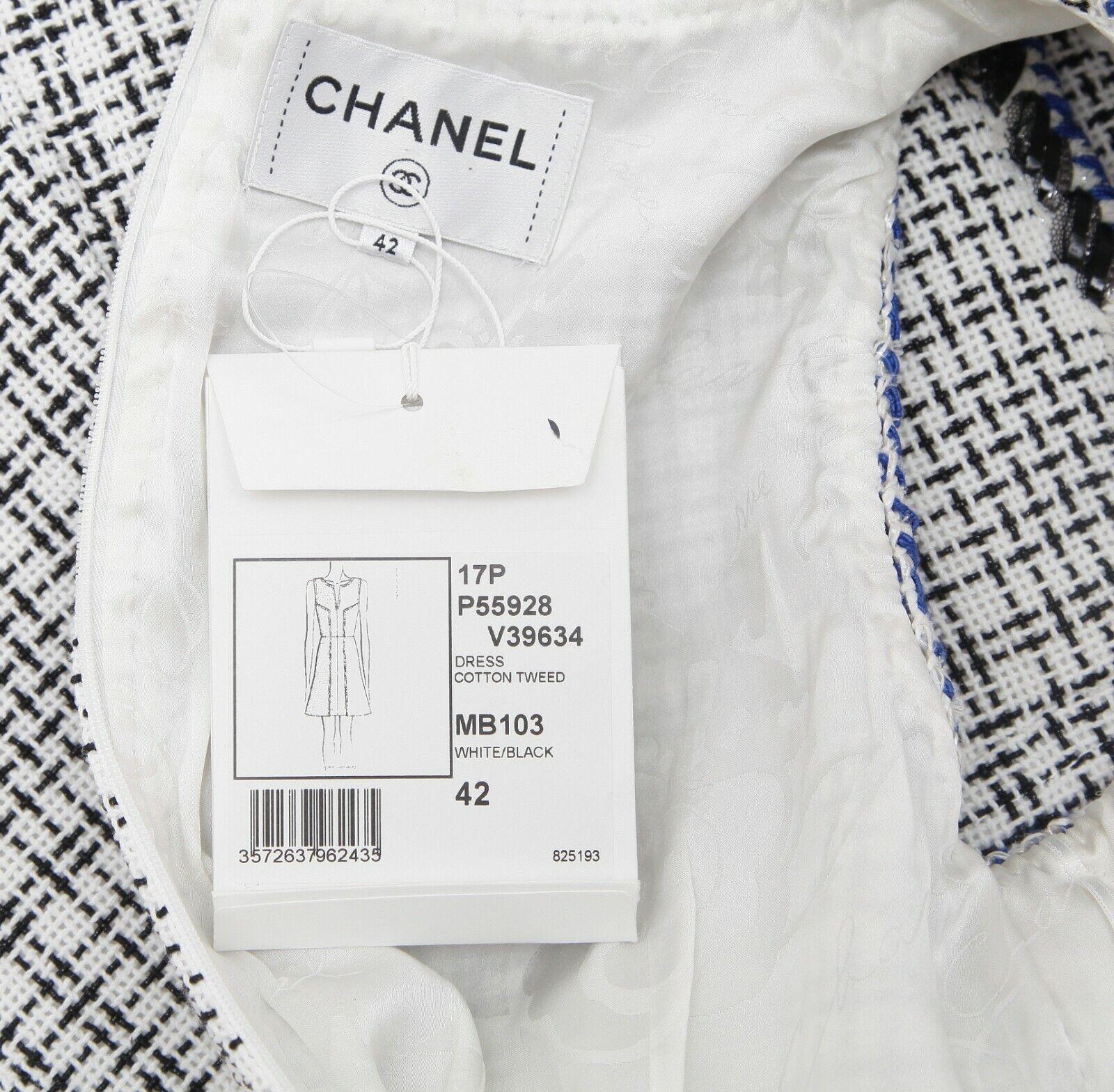 CHANEL Robe en tweed blanc et bleu sans manches avec bordure à chevrons et CC argenté Taille 42 BNWT en vente 6