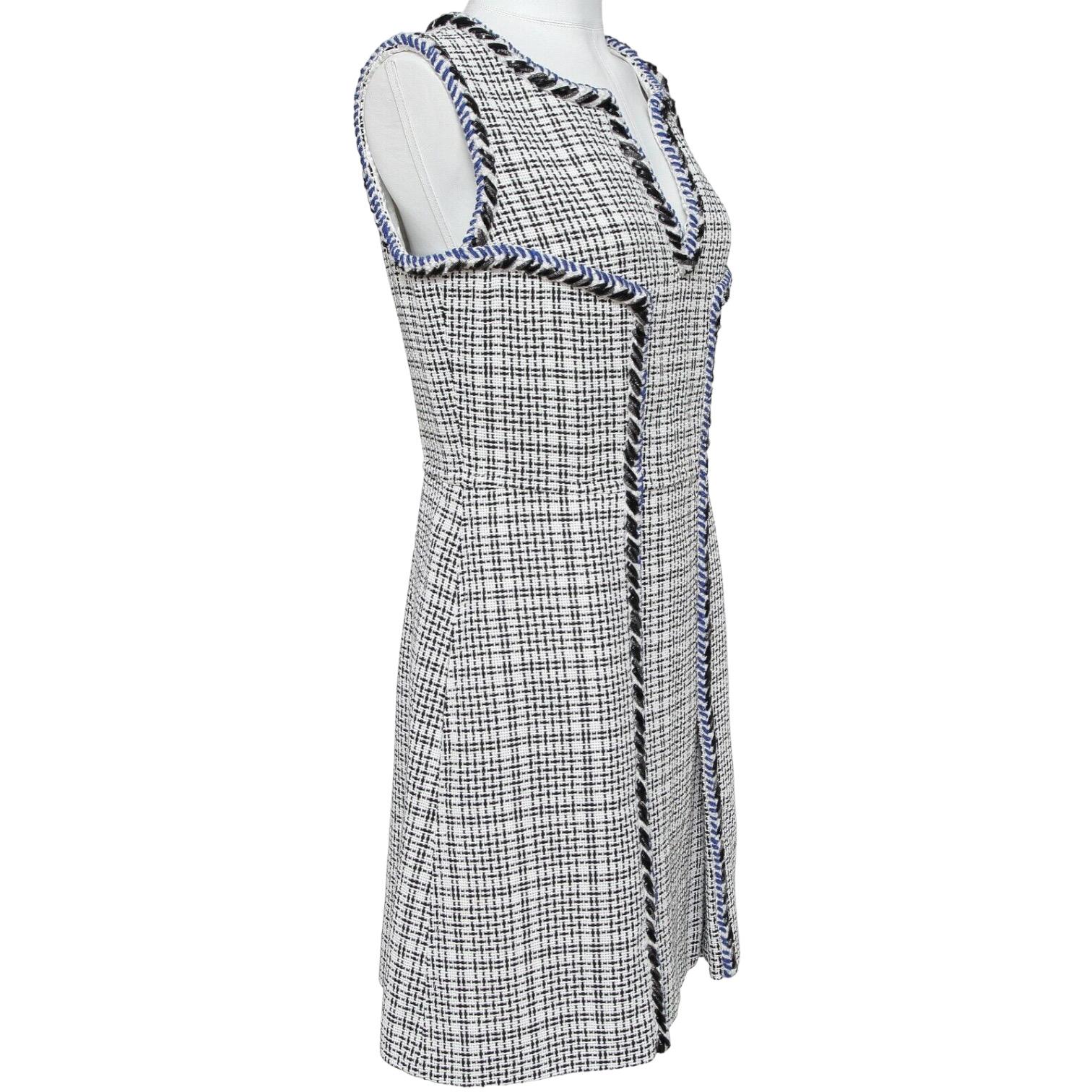 GUARANTEED AUTHENTIC PRE-SPRING 2017 CHANEL SLEEVELESS TWEED DRESS

Retail excluding sales taxes, $6,850


Design:
- Classic tweed sleeveless shift dress in black, blue and white colors.
- Metallic chevron pattern trim throughout.
- Crew neck with