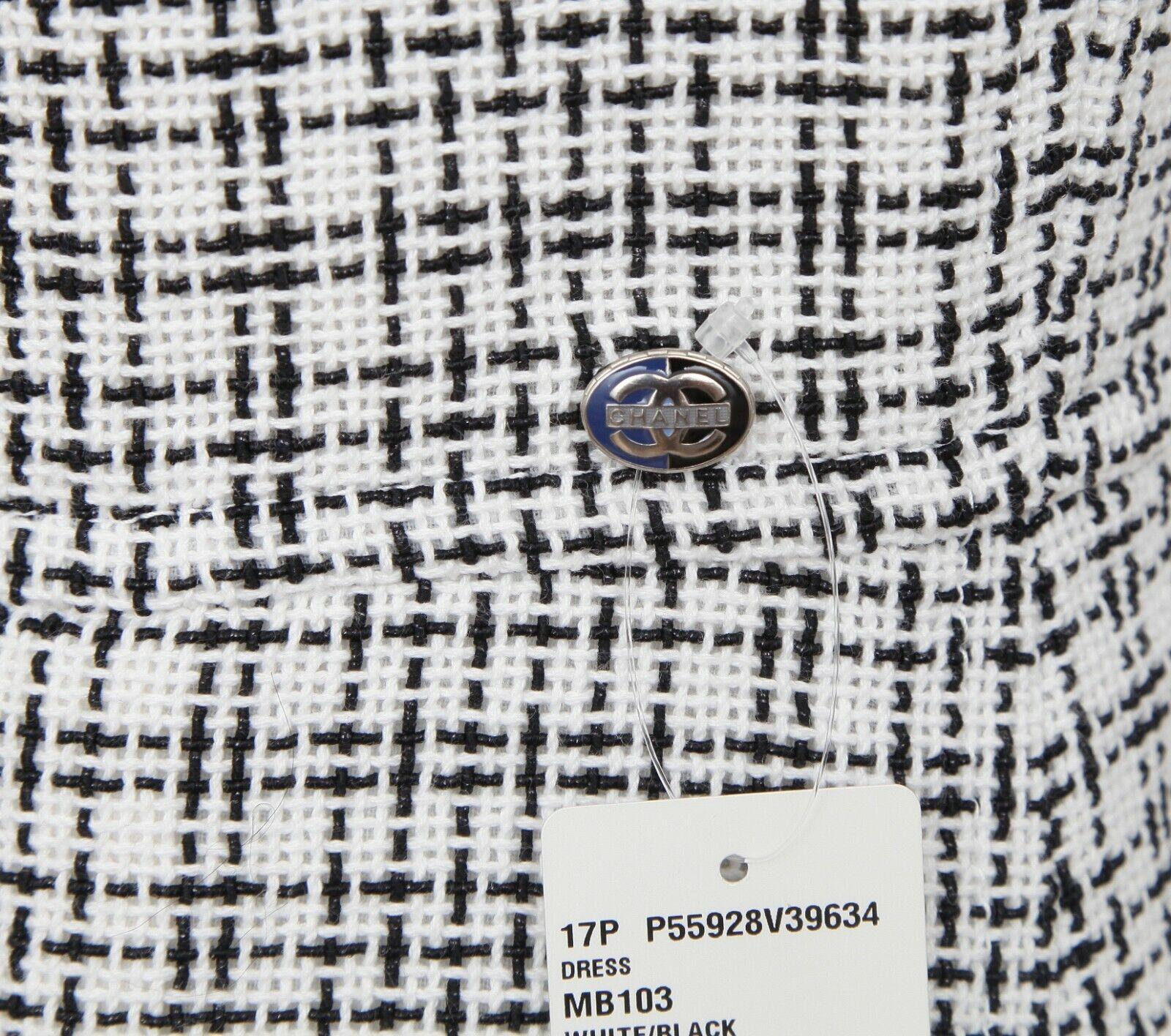 CHANEL Robe en tweed blanc et bleu sans manches avec bordure à chevrons et CC argenté Taille 42 BNWT en vente 4