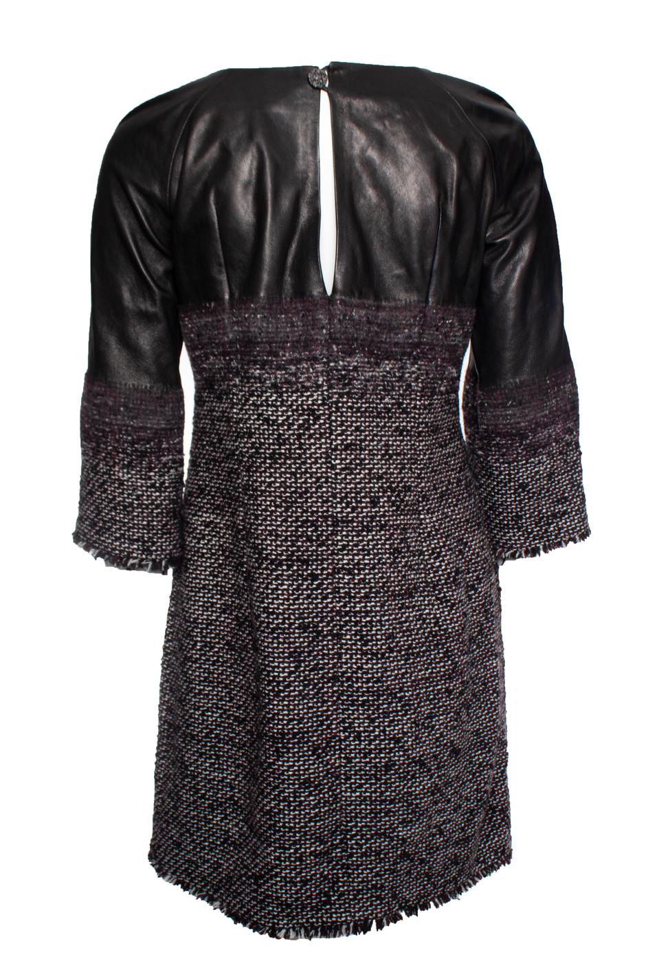 Chanel, tweed dress with leather. The item is in very good condition.

• CONDITION: very good condition 

• SIZE: FR38 - S 

• MEASUREMENTS: length 86 cm, width 45 cm, waist 47 cm, shoulder width 43 cm, arm length 44 cm

• MATERIAL: 100% lambskin
