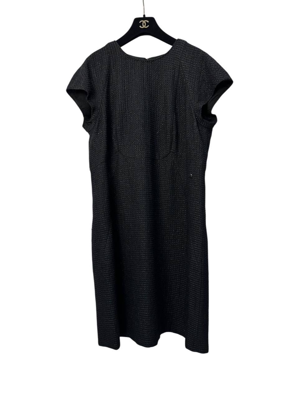 Abito aderente in tweed di Chanel - Taglia 50 In condizioni ottime in vendita a Krakow, PL