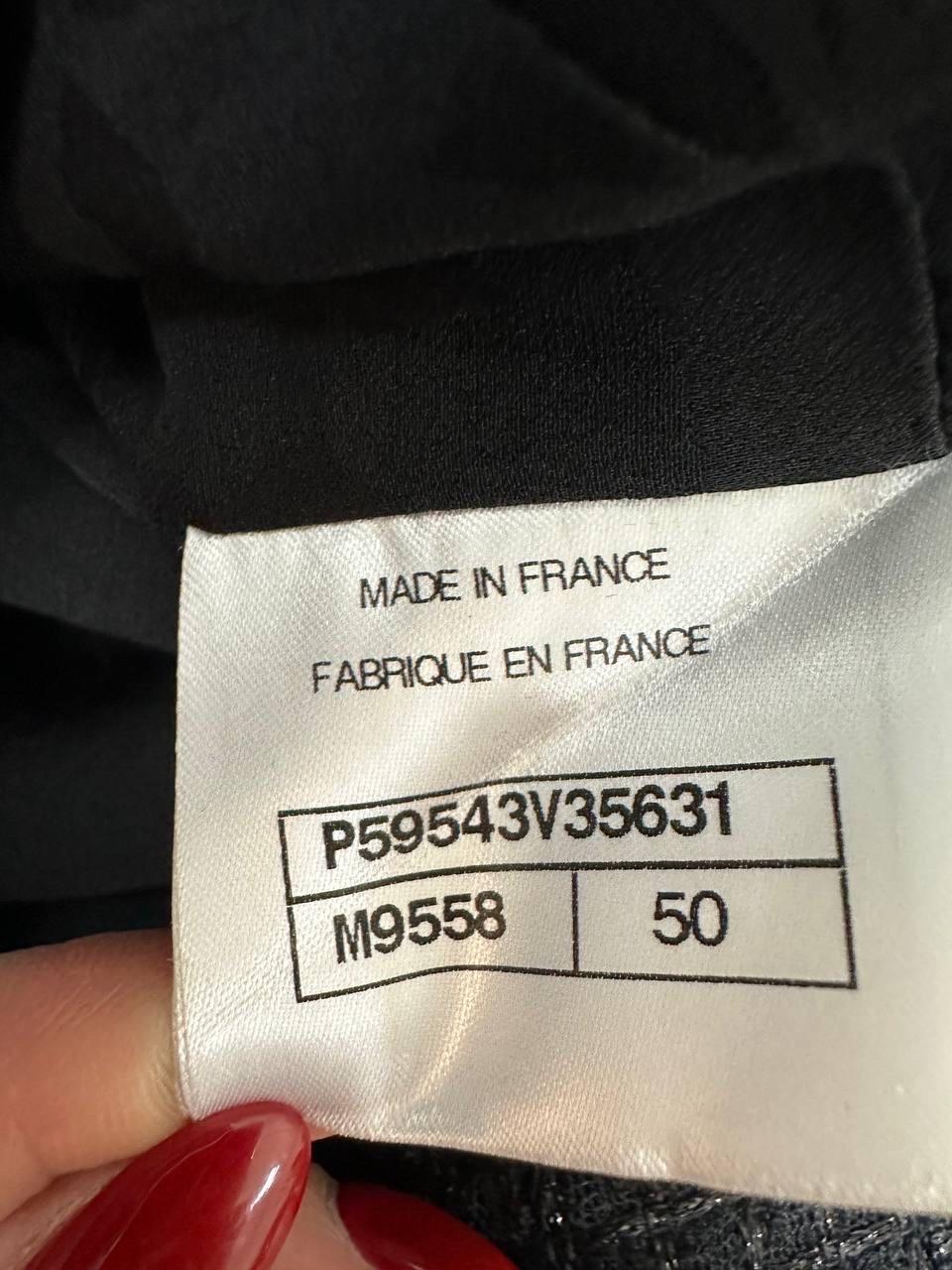 Abito aderente in tweed di Chanel - Taglia 50 in vendita 2