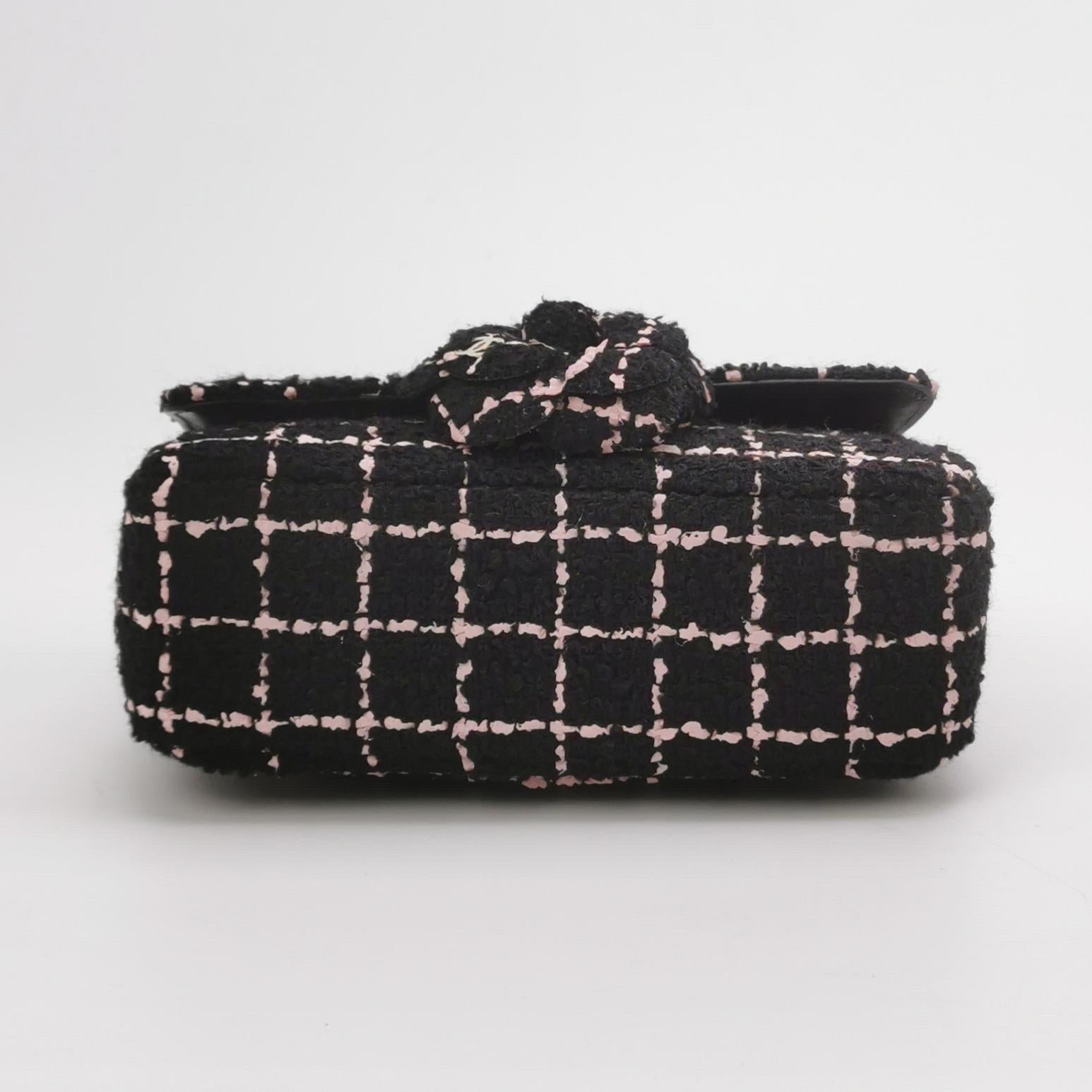 Chanel Tweed Flap Bag Small Black Pink Camellia Single Chain Crossbody en vente 3