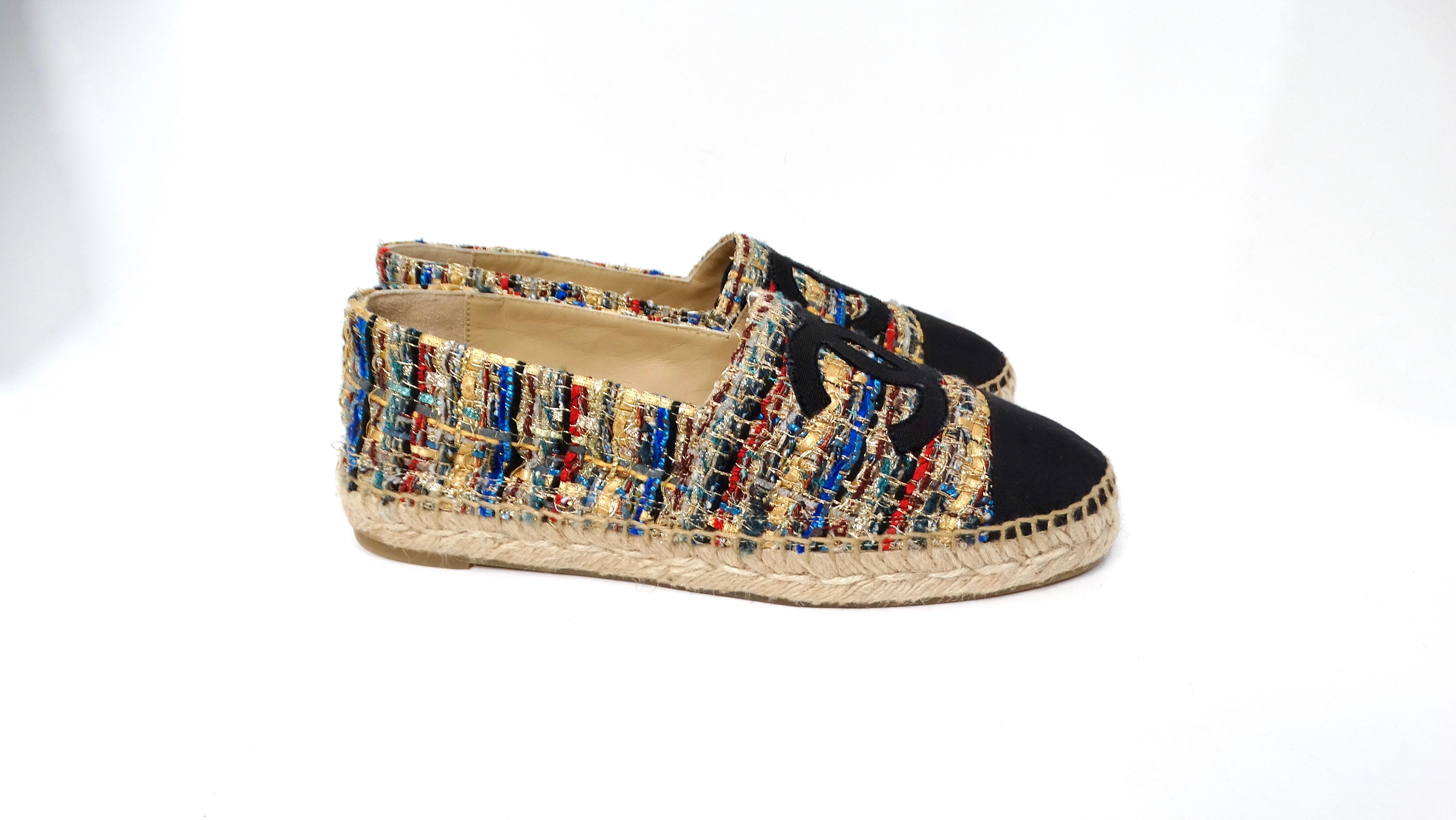 Les espadrilles Chanel en tweed gros grain Multicolore Interlocking CC sont un mélange étonnant de sophistication et d'espièglerie. Fabrice avec un tissu tweed vibrant présentant un éventail de couleurs primaires, ces espadrilles ne sont pas