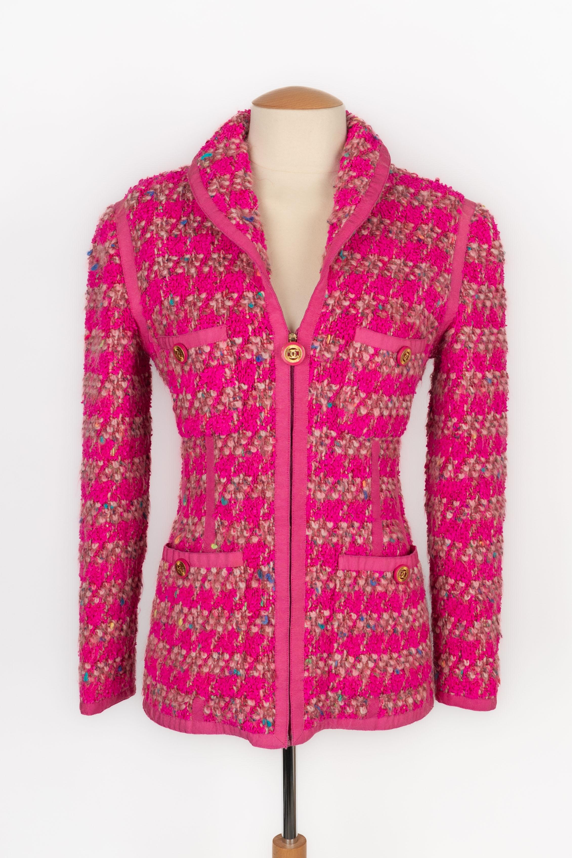 CHANEL - (Made in France) Pink tweed jacket with braids. Silk lining. Size and composition labels missing, it fits a 38FR. 1991 Spring-Summer Collection under the artistic direction of Karl Lagerfeld.

Condition:
Very good