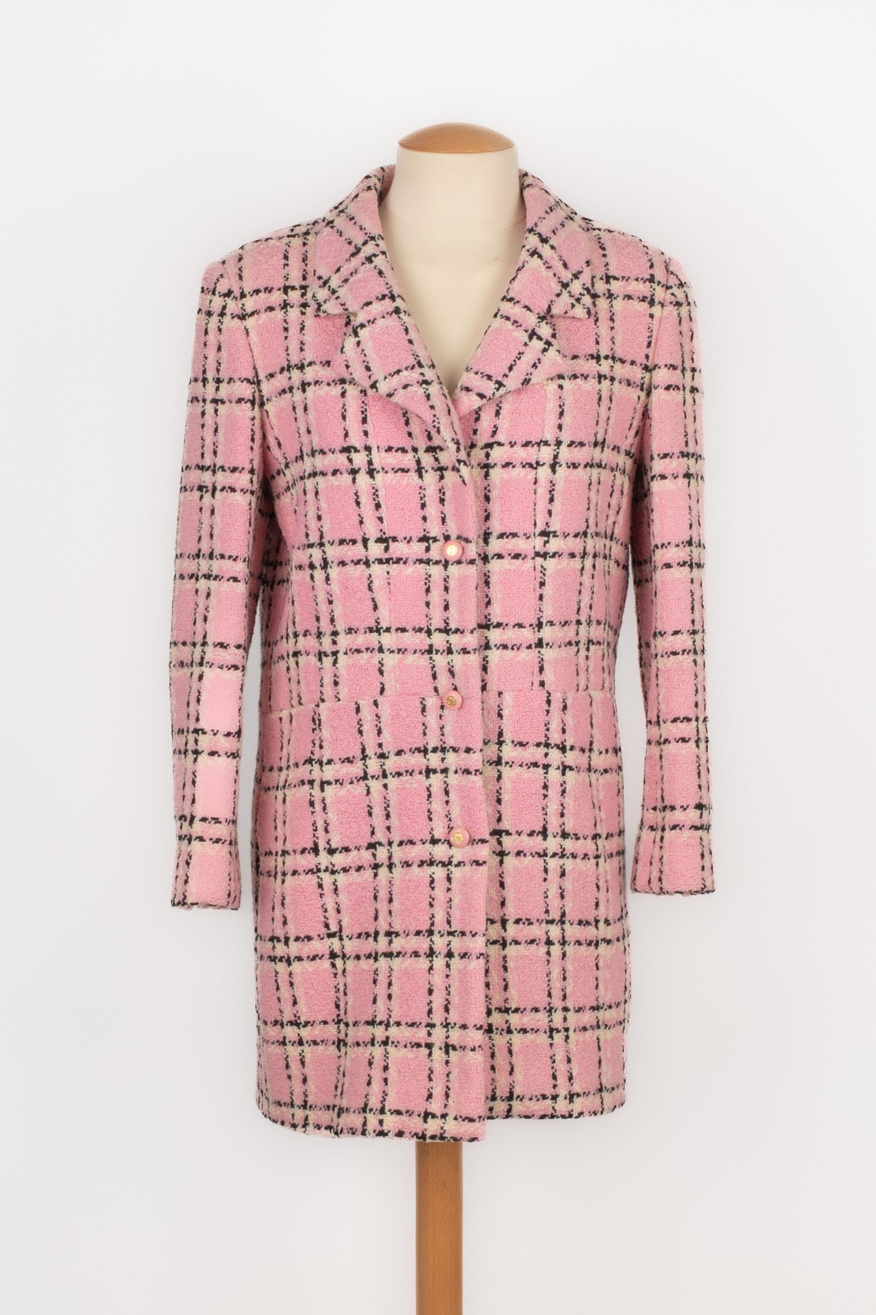 CHANEL - (Made in France) Black and pink tweed jacket. Pink silk lining. Size and composition labels missing, it fits a 38FR/40FR. 1994 Spring-Summer Collection under the artistic direction of Karl Lagerfeld.

Condition:
Very good