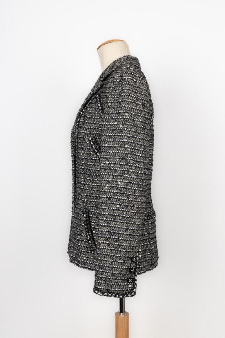 Chanel - (Made in France) Grey, black, and white tweed jacket embroidered with sequins. Size 40FR indicated. 2006 Fall-Winter Collection, under the artistic direction of Karl Lagerfeld.

Additional information:
Condition: Very good
