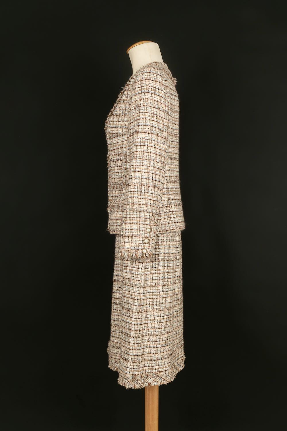 Chanel - Ensemble veste et jupe en tweed. Il n'y a pas de taille indiquée, il convient à un 36FR.

Informations complémentaires : 
Dimensions : Veste : Largeur des épaules : 42 cm, Poitrine : 48 cm, Longueur des manches : 55 cm 
Jupe : Taille : 36