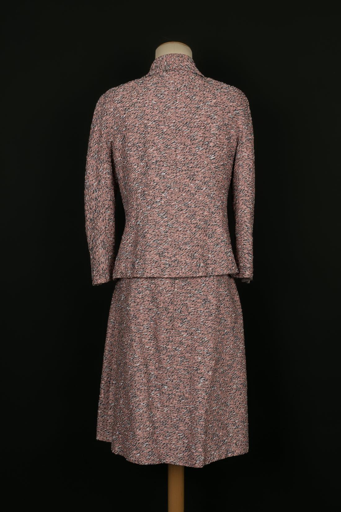 Chanel - (Made in France) Outfit composed of a tweed jacket and skirt in shades of pink. Size 44FR.

Additional information: 
Dimensions: Jacket: Shoulder width: 44 cm, Chest: 45 cm, Sleeve length: 50 cm, Length: 57 cm
Skirt: Waist: 41 cm, Hips: 53