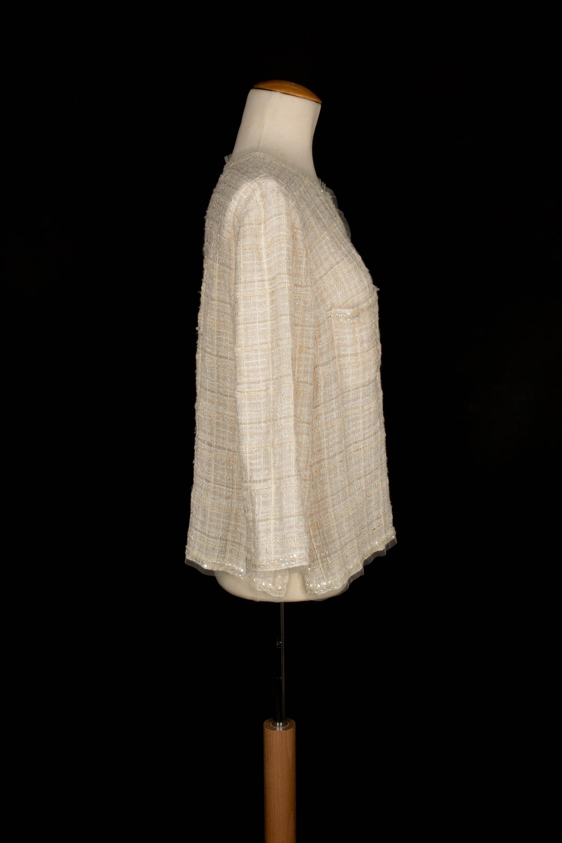 Chanel - Tweed jacket emroidered with sequins and pearls, silk lining. No size indicated, it fits a 38FR.

Additional information: 
Condition: Very good condition
Dimensions: Shoulder width: 40 cm - Sleeve length: 48 cm - Length: 58 cm

Seller