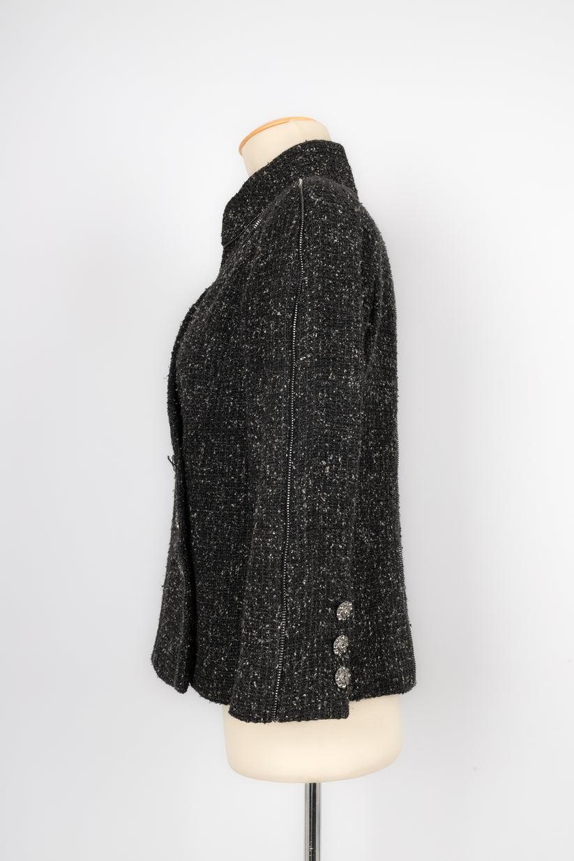 Chanel - Tweedjacke mit Reißverschlüssen, silberfarbenen Metallknöpfen und Strasssteinen verziert. Keine Größenangabe, es passt eine 34FR/36FR.

Zusätzliche Informationen:
Zustand: Sehr guter Zustand
Abmessungen: Schulterbreite: 38 cm - Brustumfang: