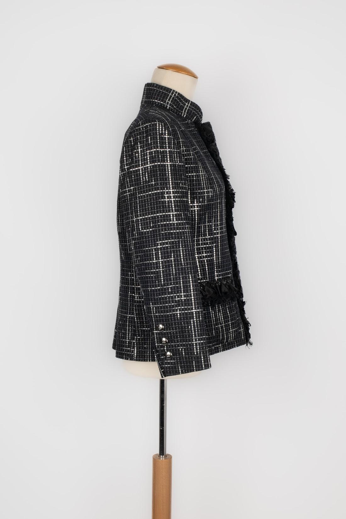 Chanel - (Made in France) Tweed jacket decorated with silvery metal buttons and rhinestones. Size 40FR indicated.

Additional information:
Condition: Very good condition
Dimensions: Shoulder width: 40 cm - Chest: 50 cm - Sleeve length: 54 cm -