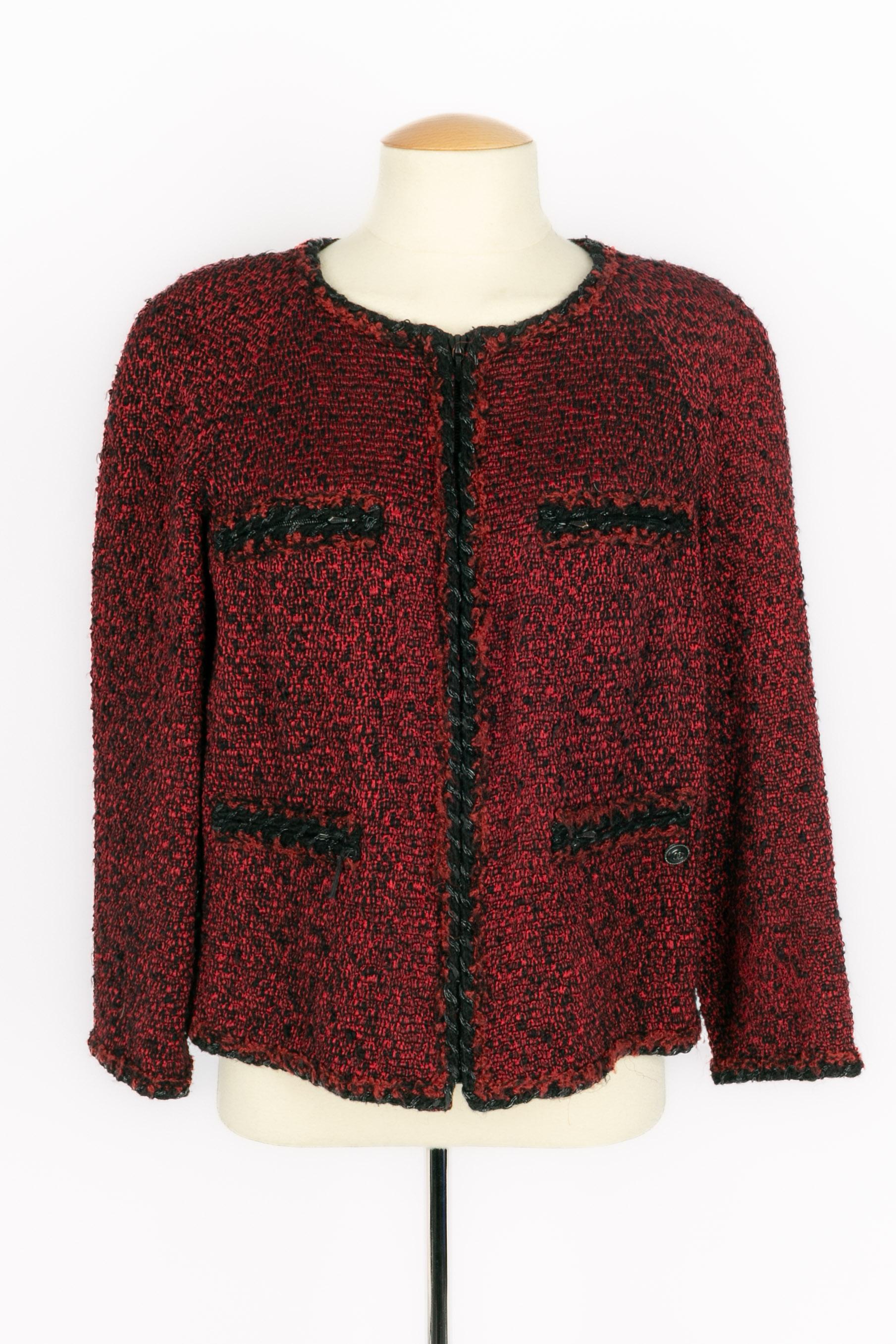 CHANEL - (Made in France) Short blended wool jacket in red and black tones. Size 40FR indicated.

Condition:
Very good condition

Dimensions:
Shoulder width: 40 cm - Chest: 46 cm - Sleeve length: 47 cm - Length: 55 cm

SKU:FV230