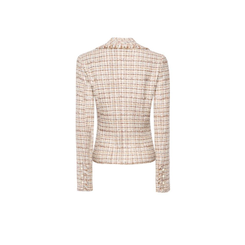Questa classica giacca in tweed Chanel incarna l'eleganza senza tempo e la maestria artigianale sinonimo dell'iconica casa di moda francese. 

Realizzato in lussuoso tweed color crema, presenta sottili dettagli sfrangiati e una silhouette