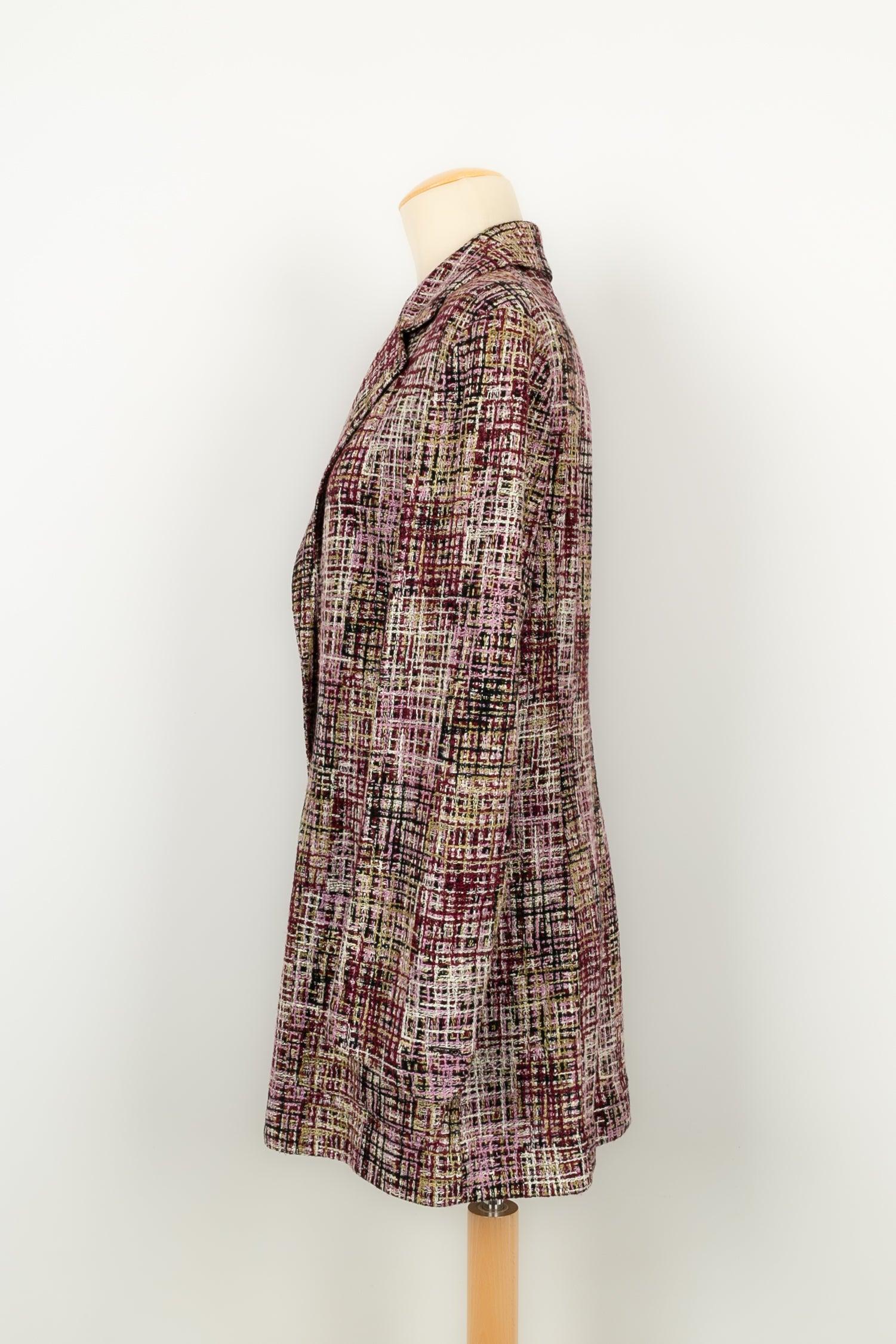 Chanel - (Fabriqué en France) Veste en tweed dans les tons rose, violet, vert et bordeaux. Taille 44FR. Collectional printemps/été 1998.

Informations complémentaires :
Condit : Très bon état.
Dimensions : Largeur des épaules : 45 cm - Poitrine : 53